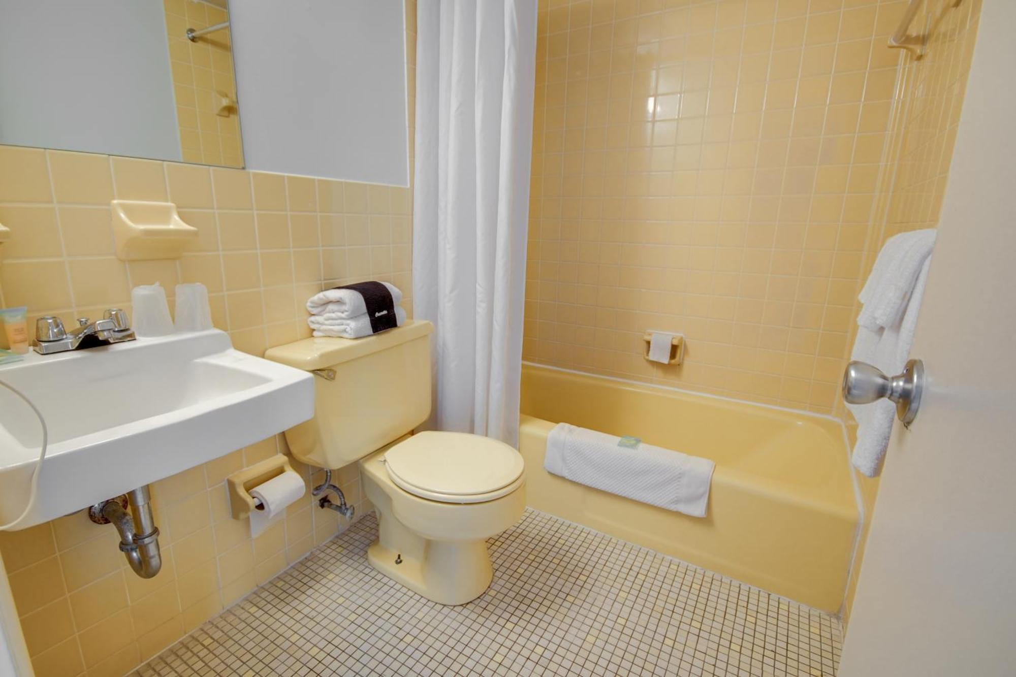 Tower 1 Poolside Room
