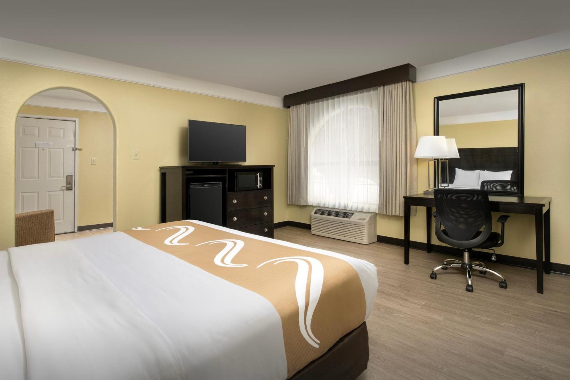 King Suite with Sofa - Non-Smoking