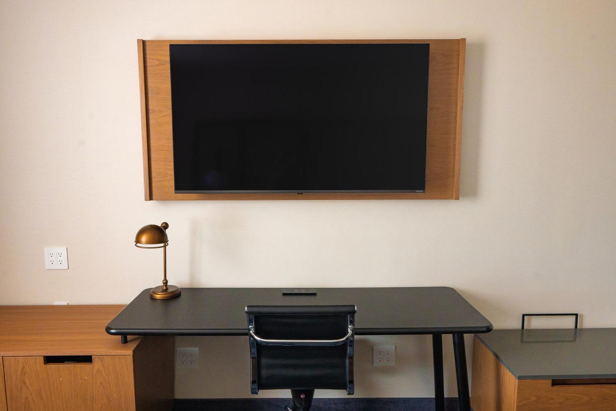 King Room with Bathtub - Mobility Access/Hearing Accessible
