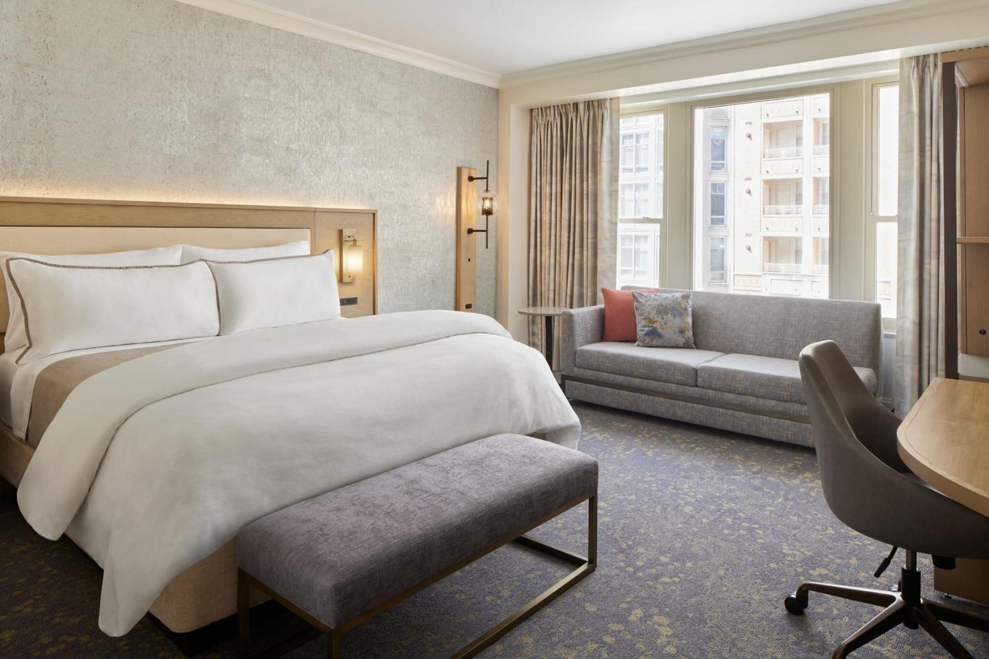 Deluxe Larger Guest room 1 King