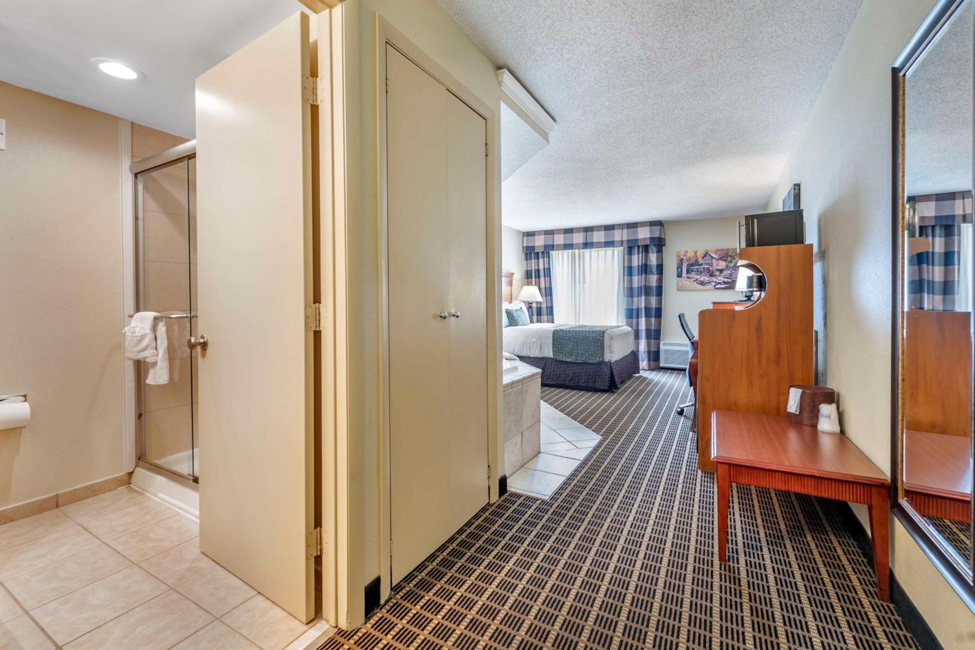 Queen Suite Walk Shower Jacuzzi Pool View or Non-Smoking