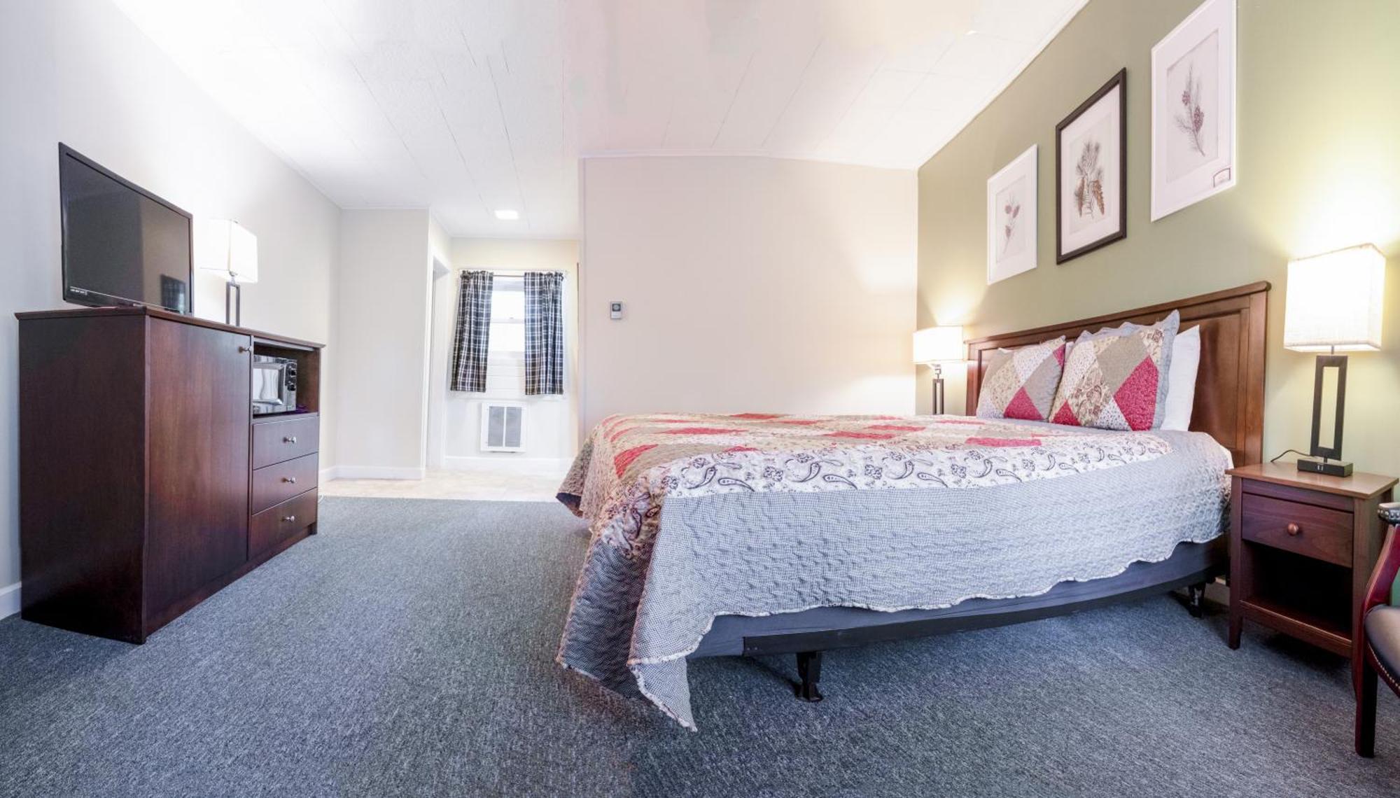 Deluxe Queen Room