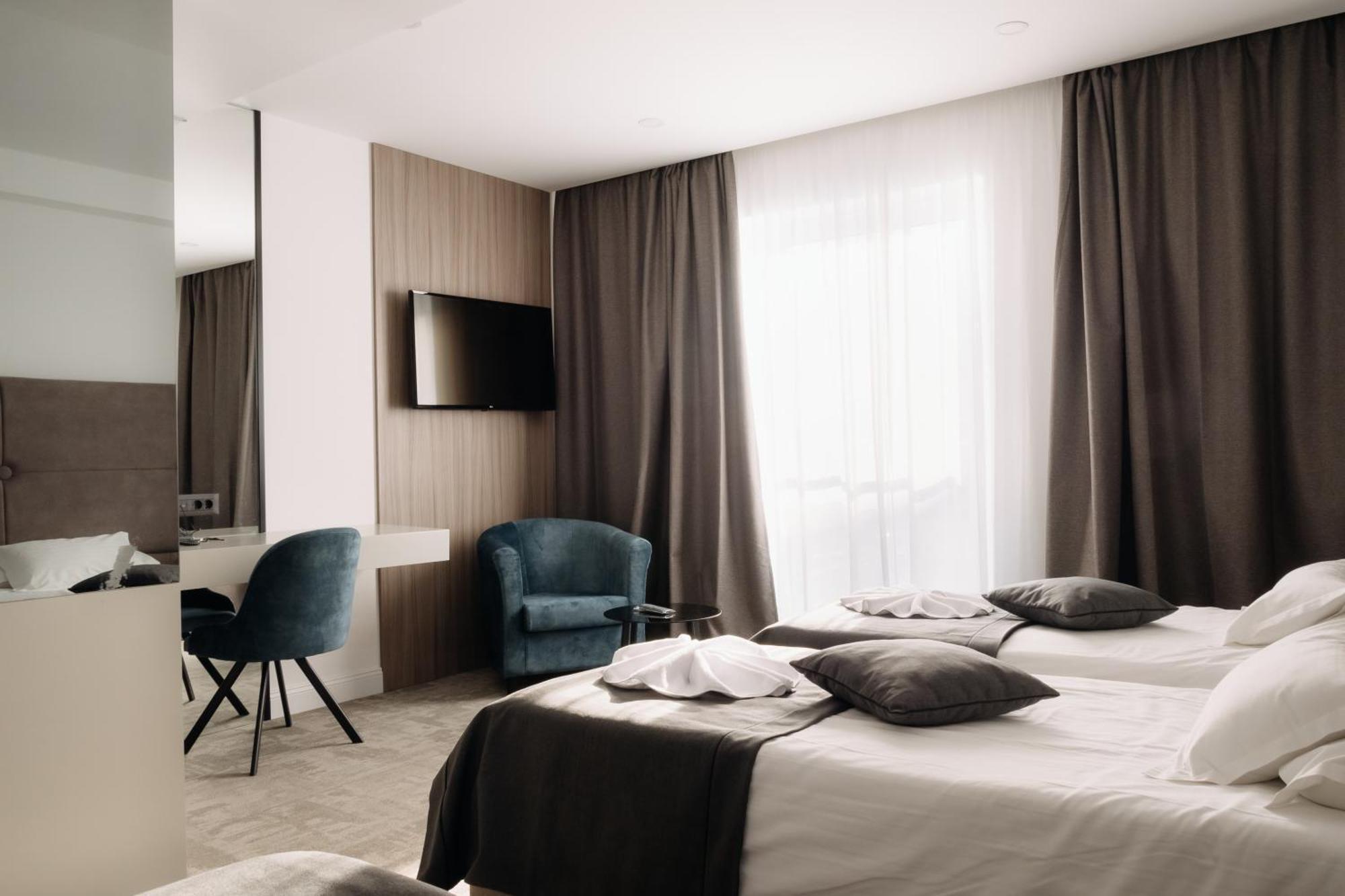 Deluxe Dreibettzimmer mit seitlichem Meerblick