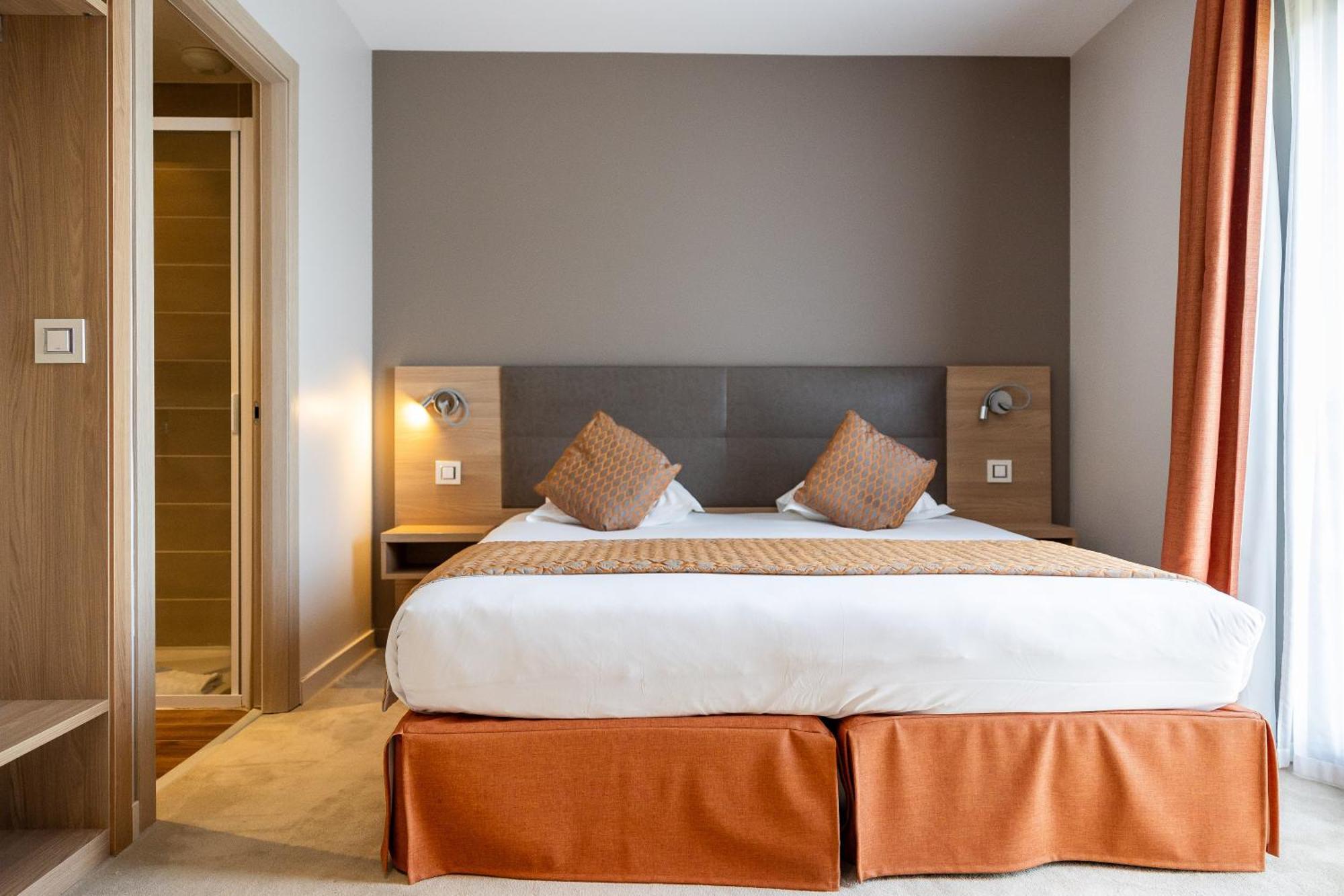 Comfort Street Side Room