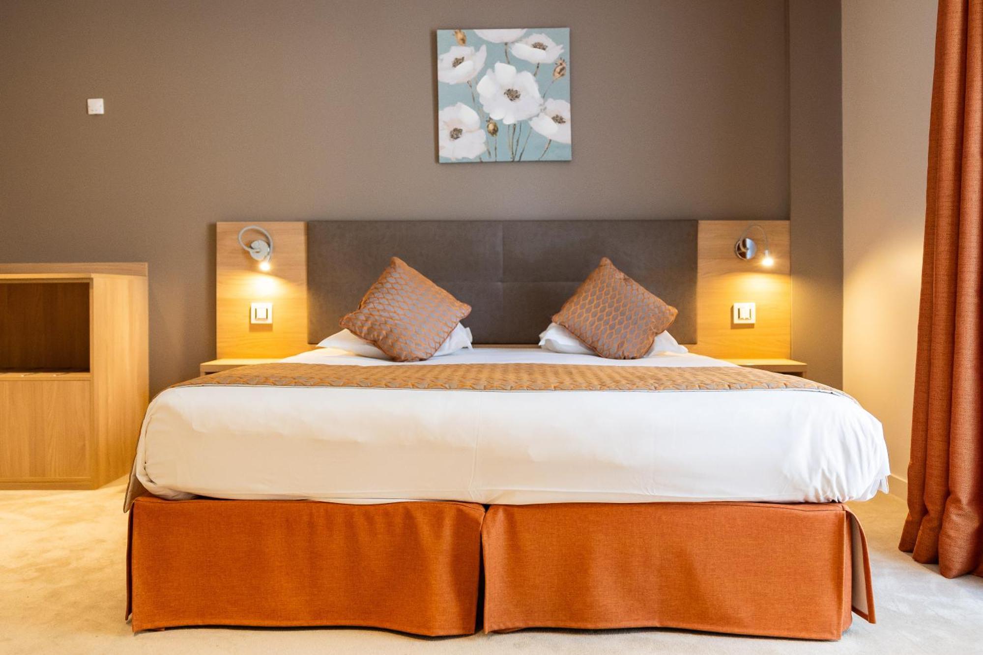 Comfort Street Side Room