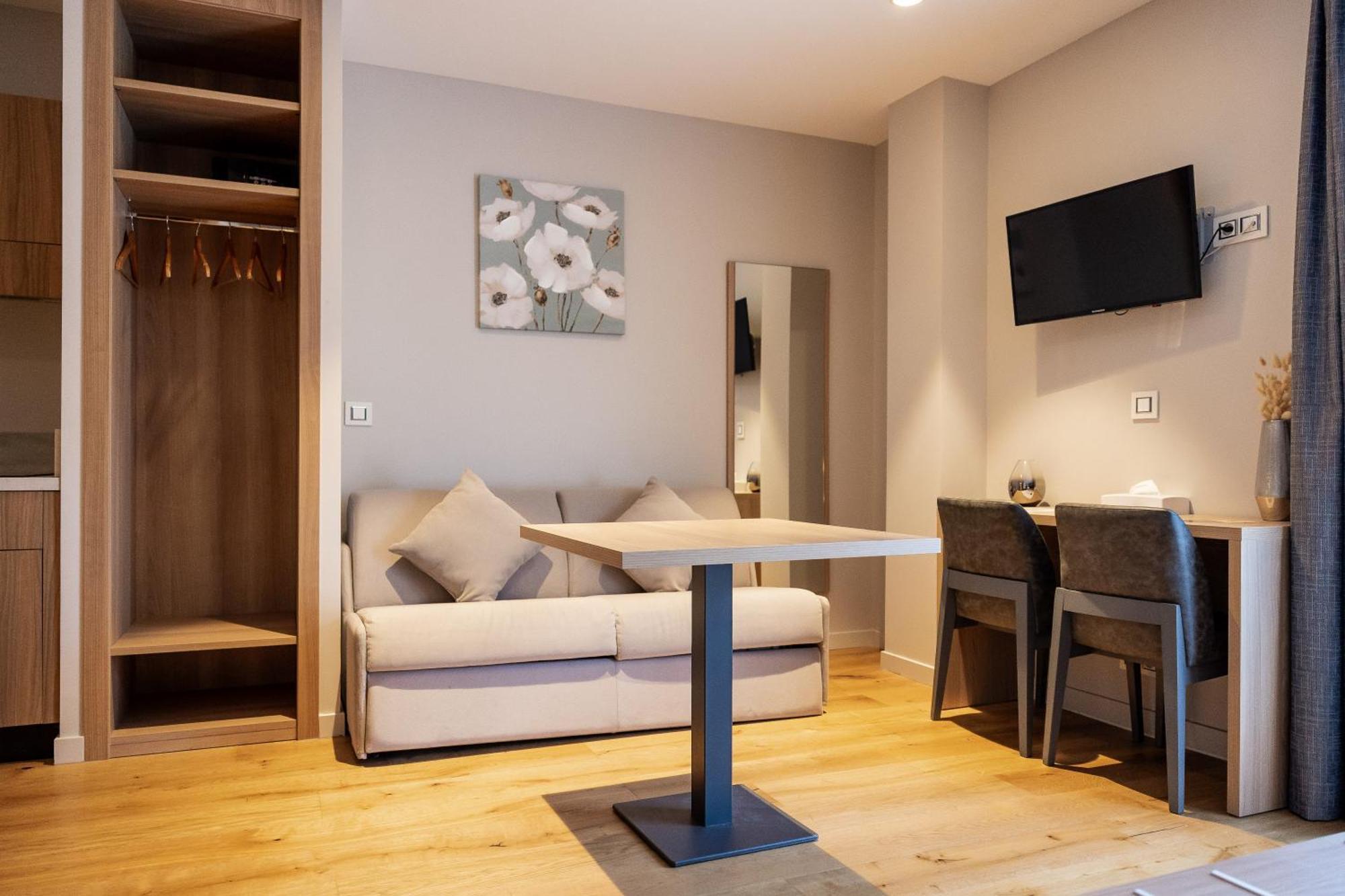 Superior Room Street Side