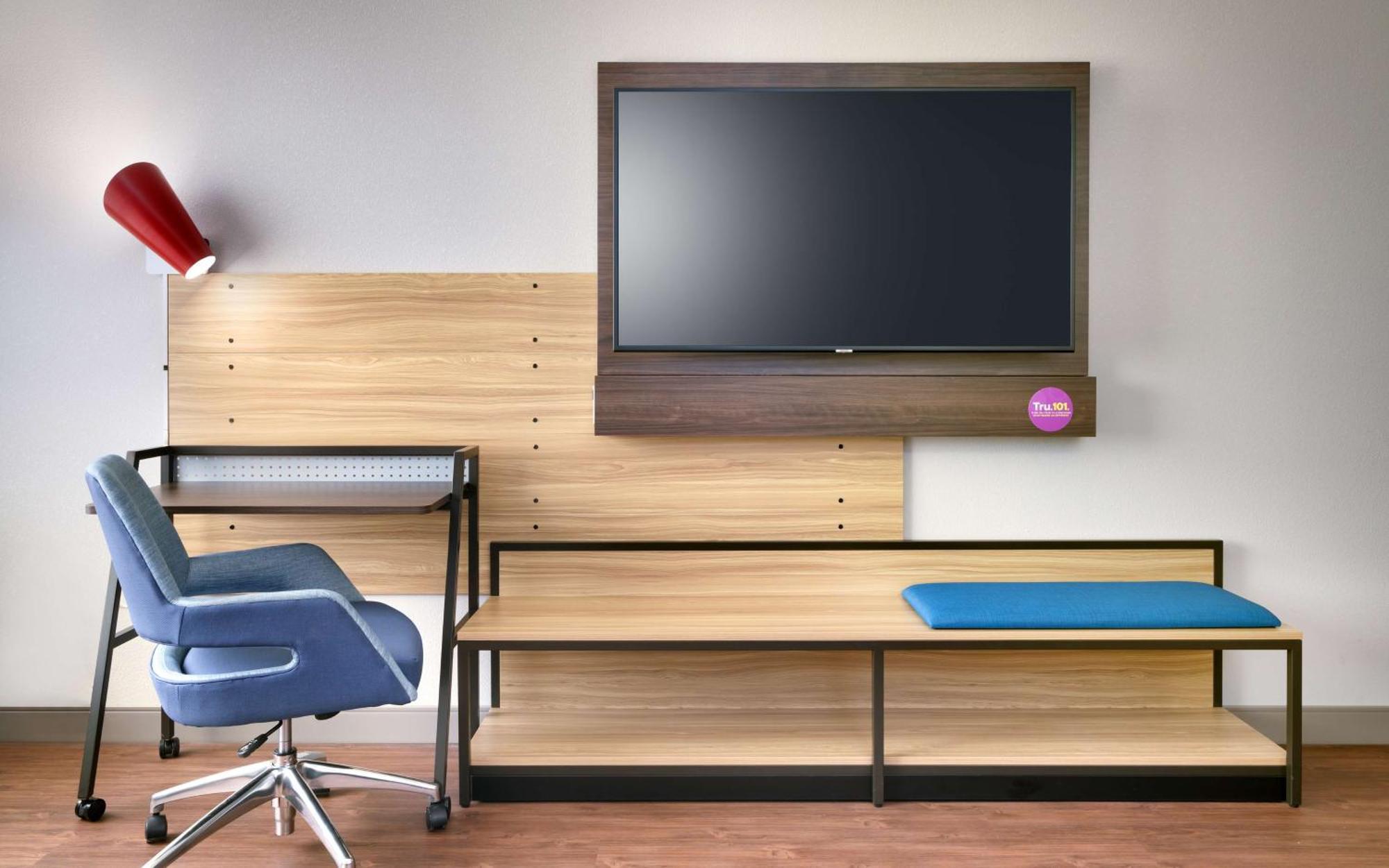 King Room with Bath Tub - Mobility and Hearing Access