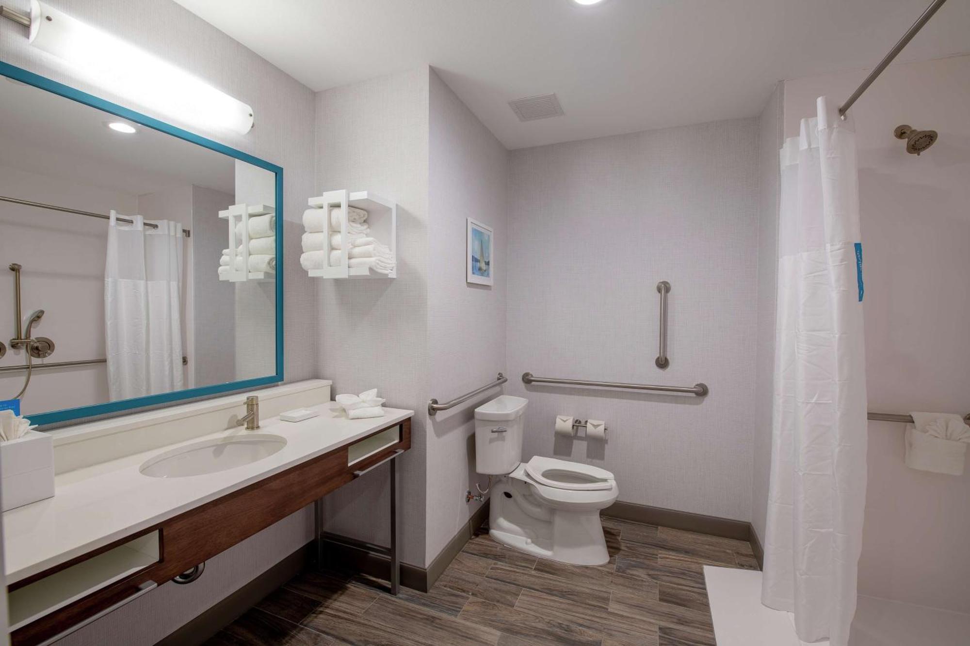 King Room with Roll-In Shower - Mobility and Hearing Access/Non-Smoking