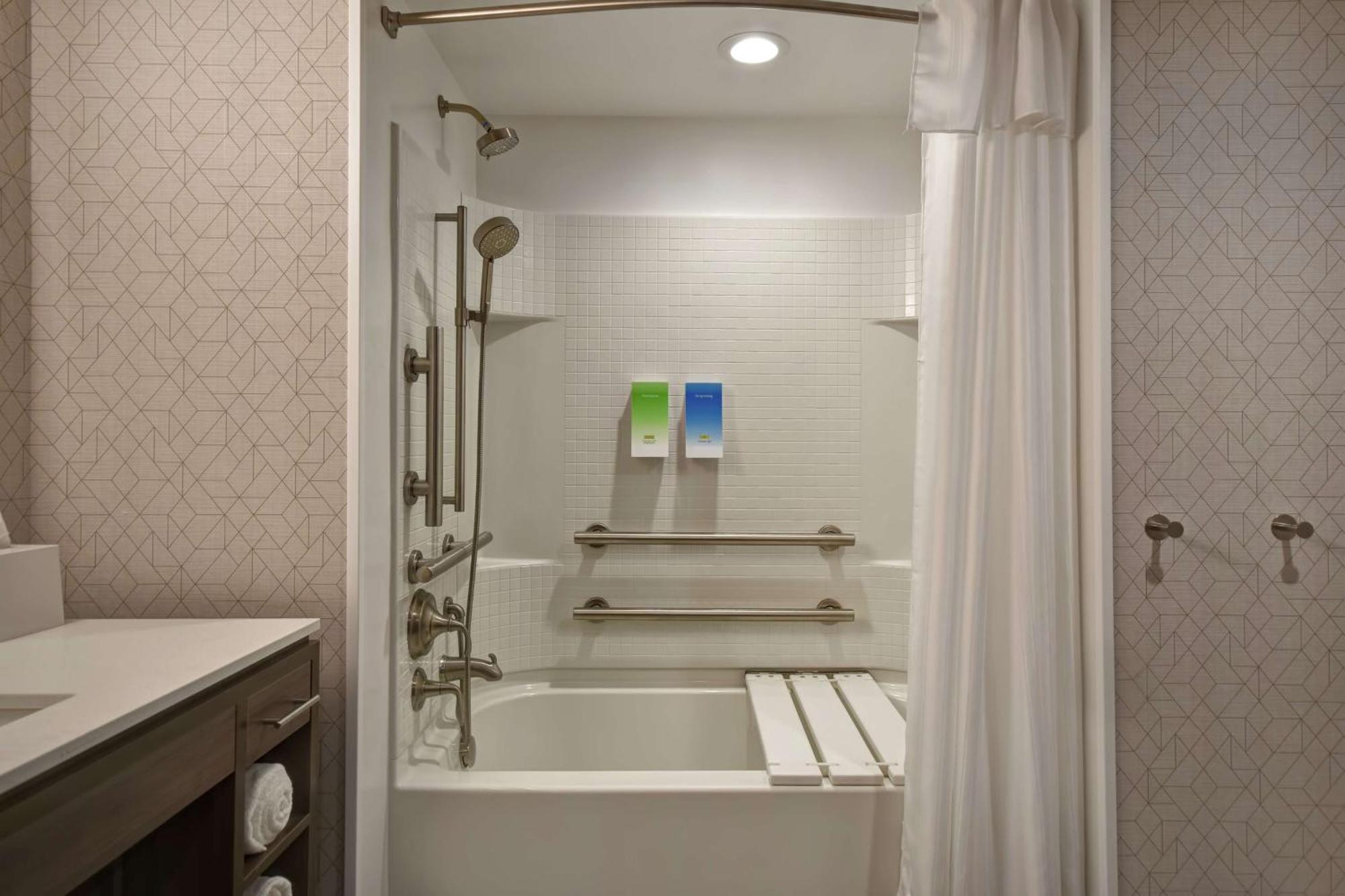 Queen Suite Mobility Access or Non-Smoking
