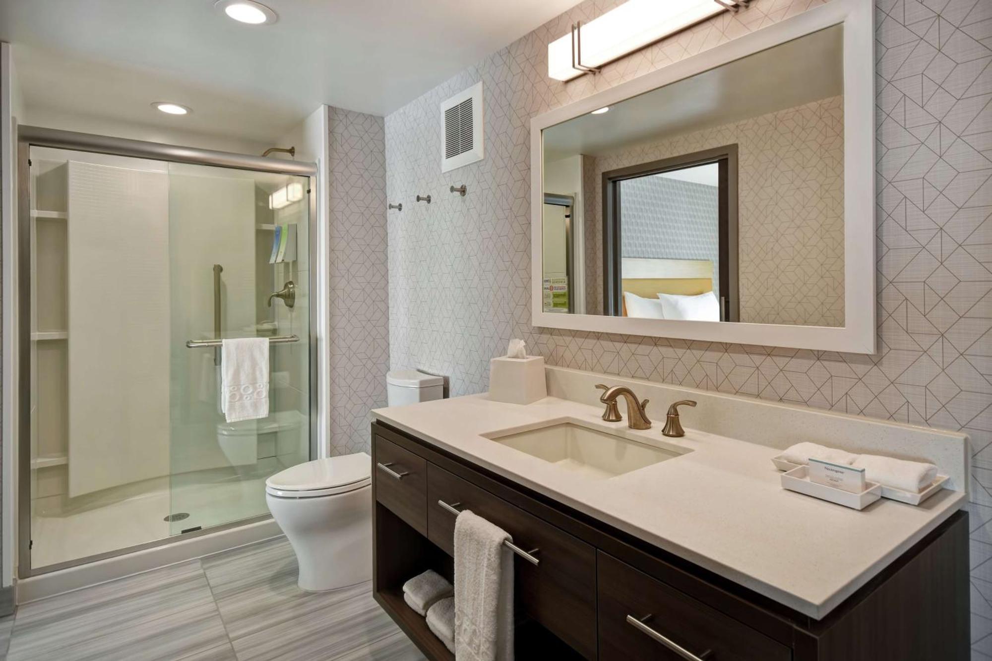 King Suite Hearing Access or Non-Smoking