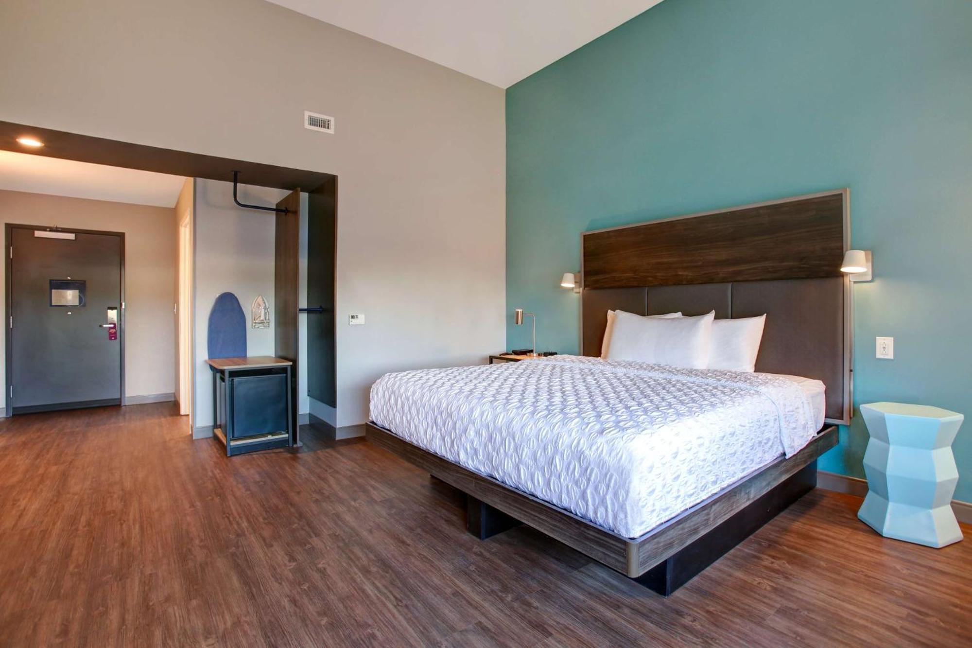 King Room with Bath Tub - Mobility and Hearing Access