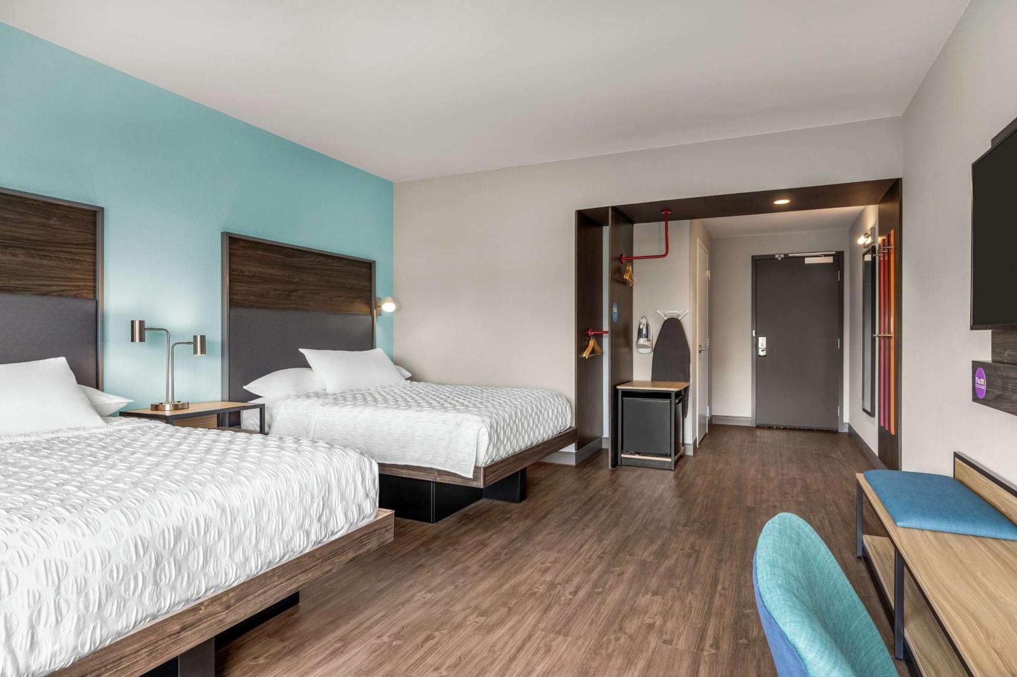 Queen Room Two Queen Beds Roll Shower Mobility Access