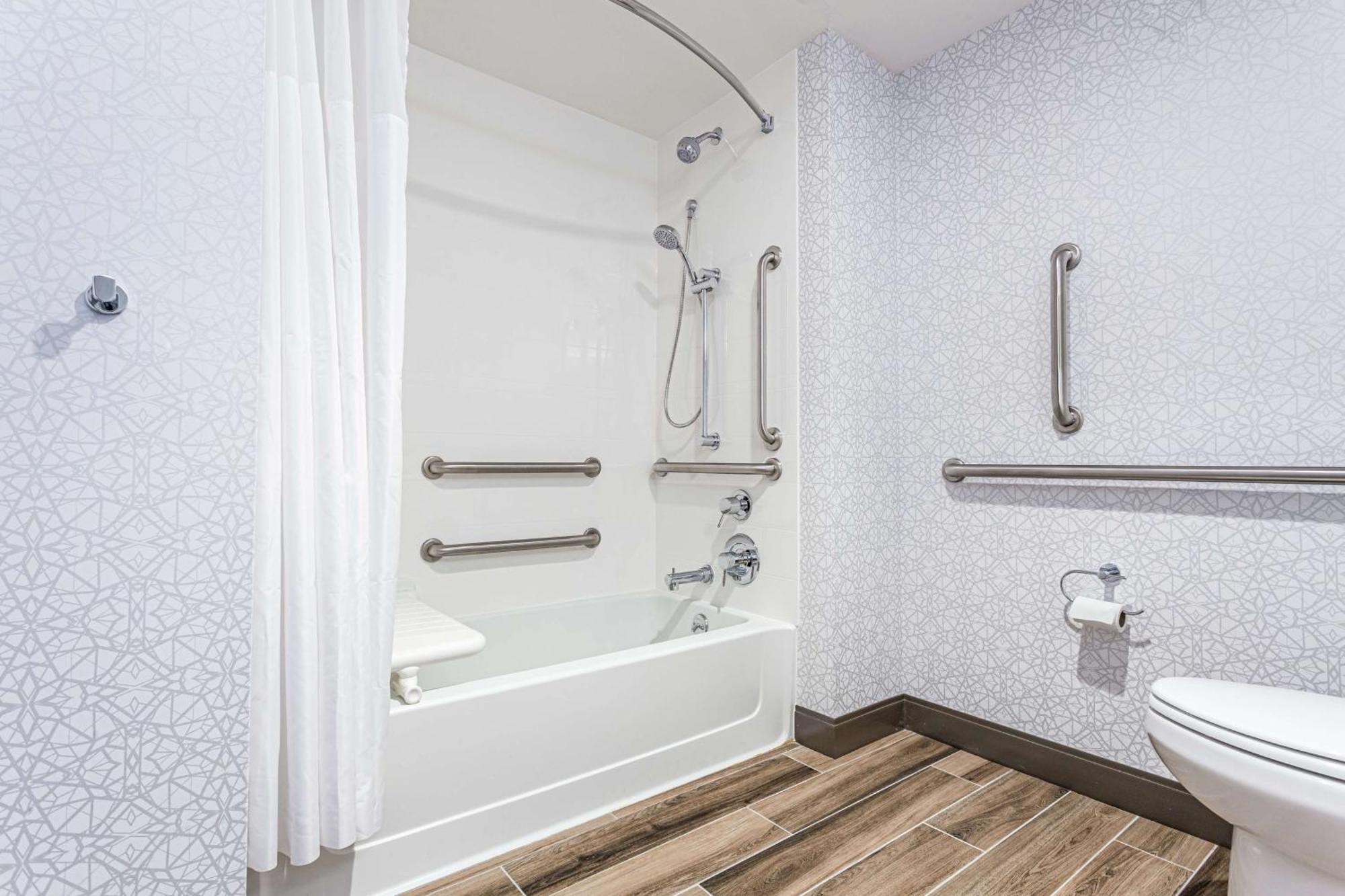 Queen Room Two Queen Beds Mobility Hearing Access
