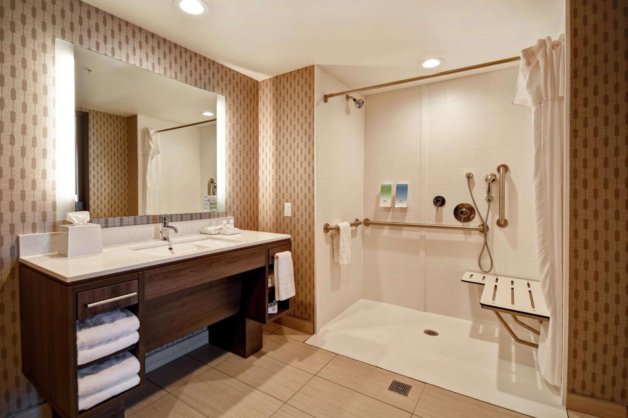 King Suite Hearing Access or Non-Smoking