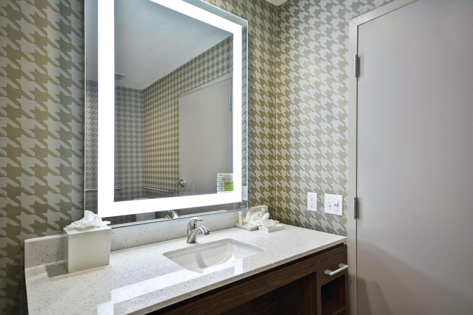 King Studio Roll Shower Disability Access or Non-Smoking