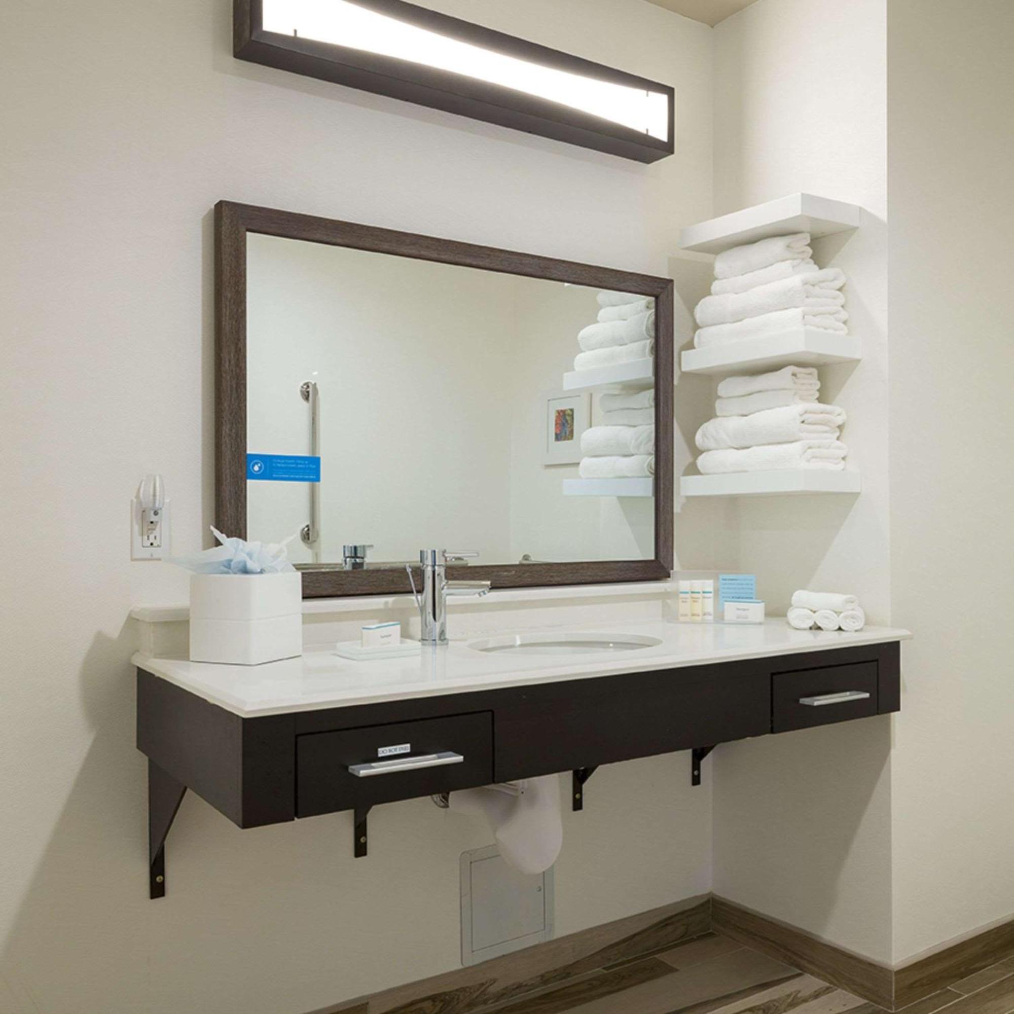 Queen Room Two Queen Beds Hearing Access or Non-Smoking