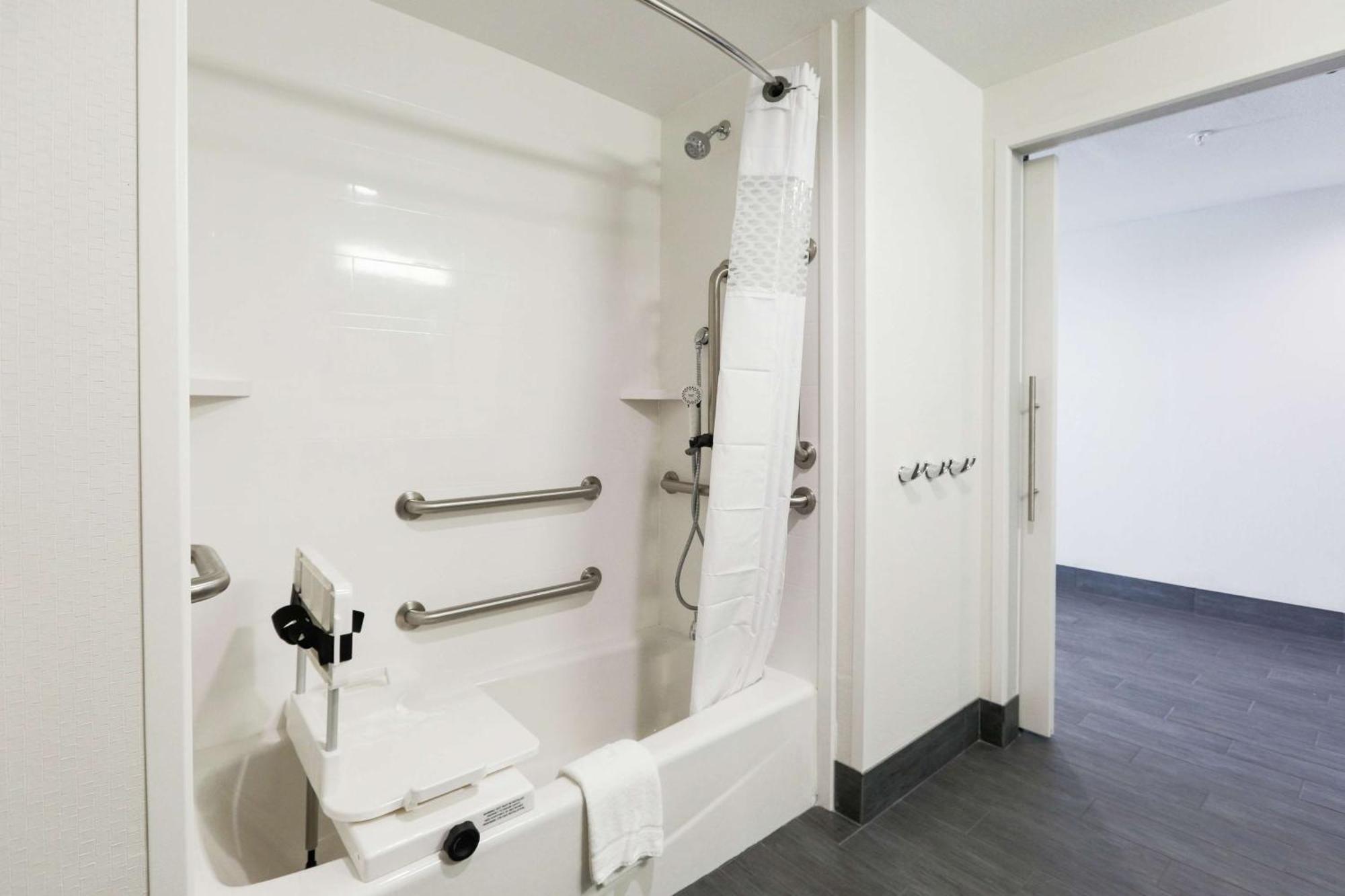 King Room Accessible Tub Mobility Hearing Access or Non-Smoking