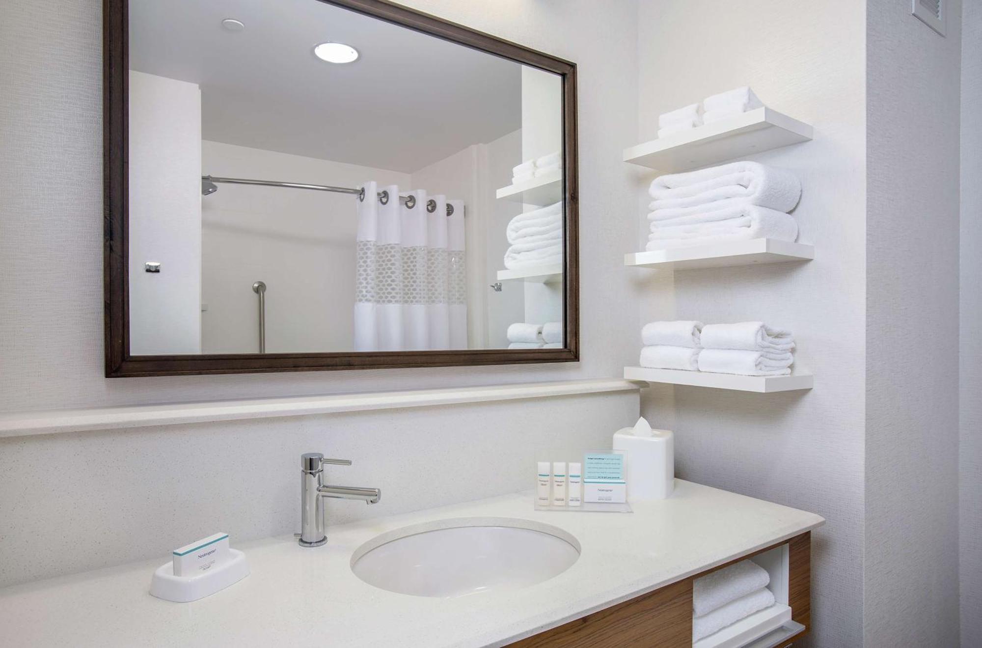 King Room Accessible Tub Mobility Hearing Access or Non-Smoking