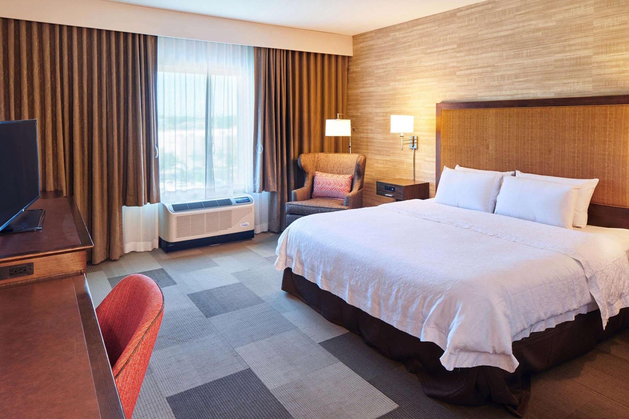 King Room Accessible Tub Mobility Hearing Access or Non-Smoking