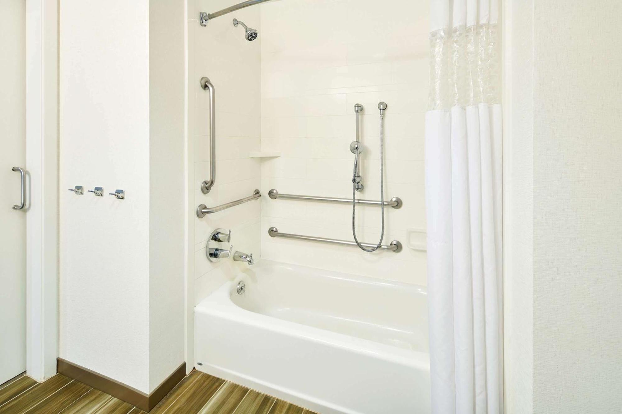 King Room Accessible Tub Mobility Hearing Access or Non-Smoking