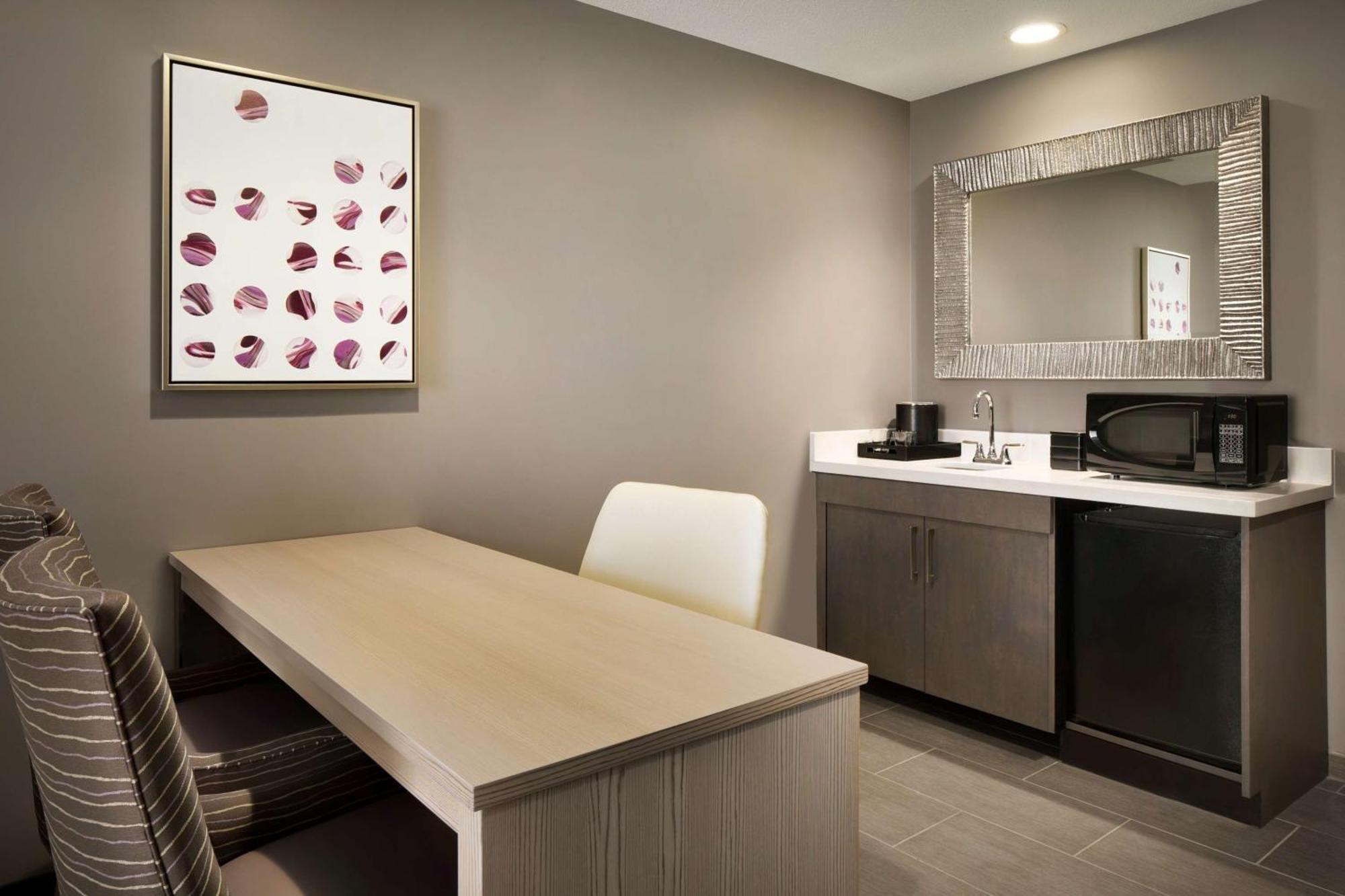 King Suite with Roll-in Shower,1557392260:JPEG