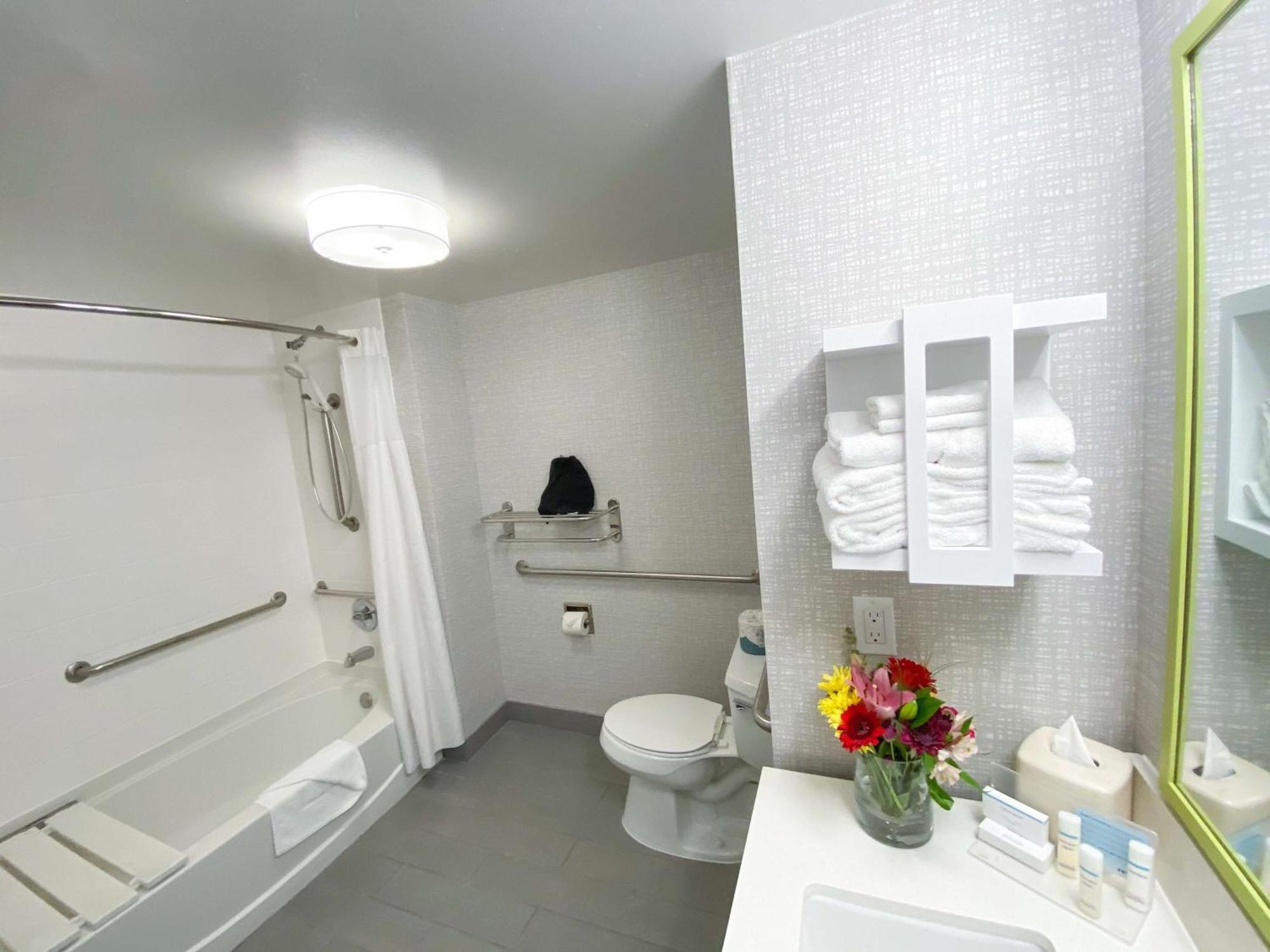 King Room Accessible Tub Mobility Hearing Access or Non-Smoking