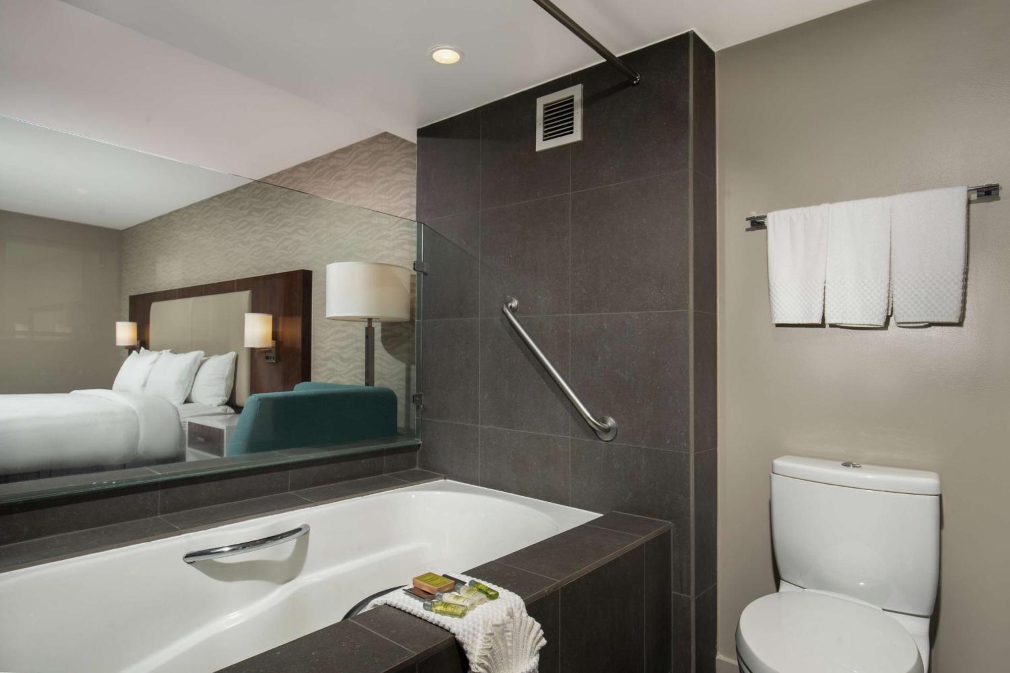 King Room Bath Tub Non-Smoking