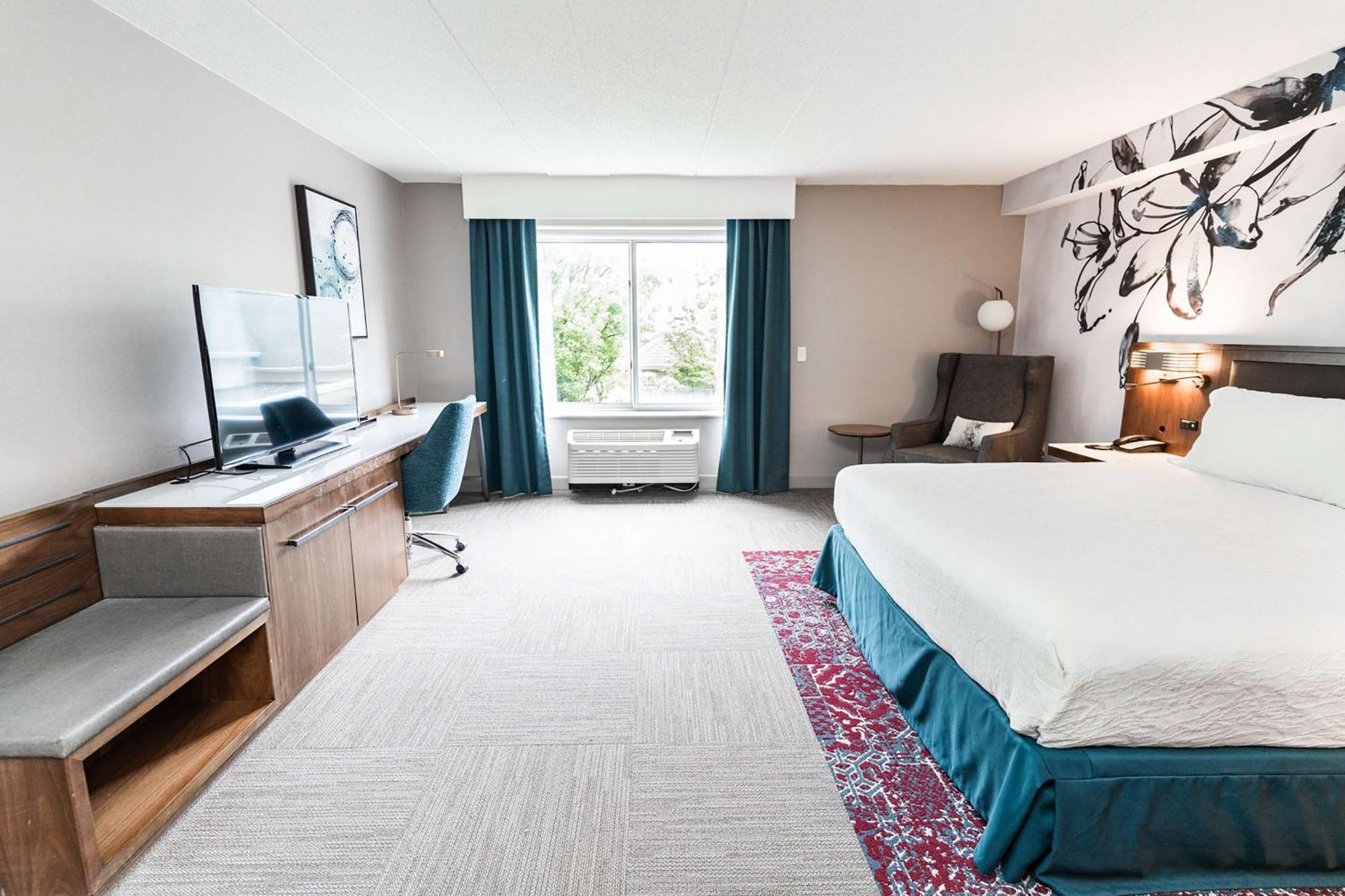 King Room Tub Mobility Hearing Access