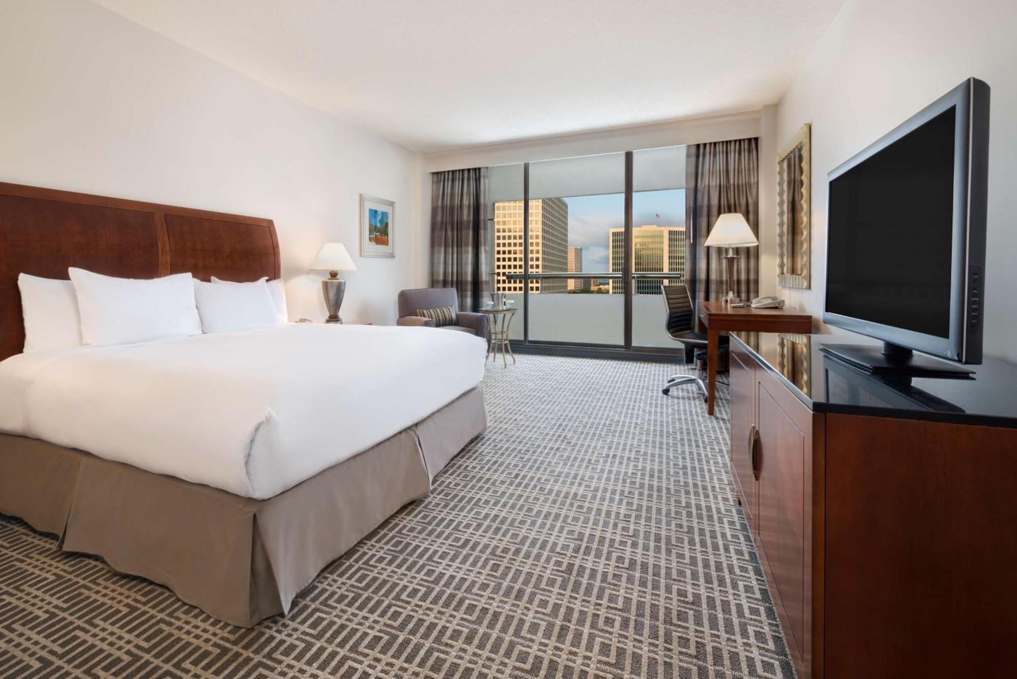 King Room with Roll-In Shower - Mobility Access