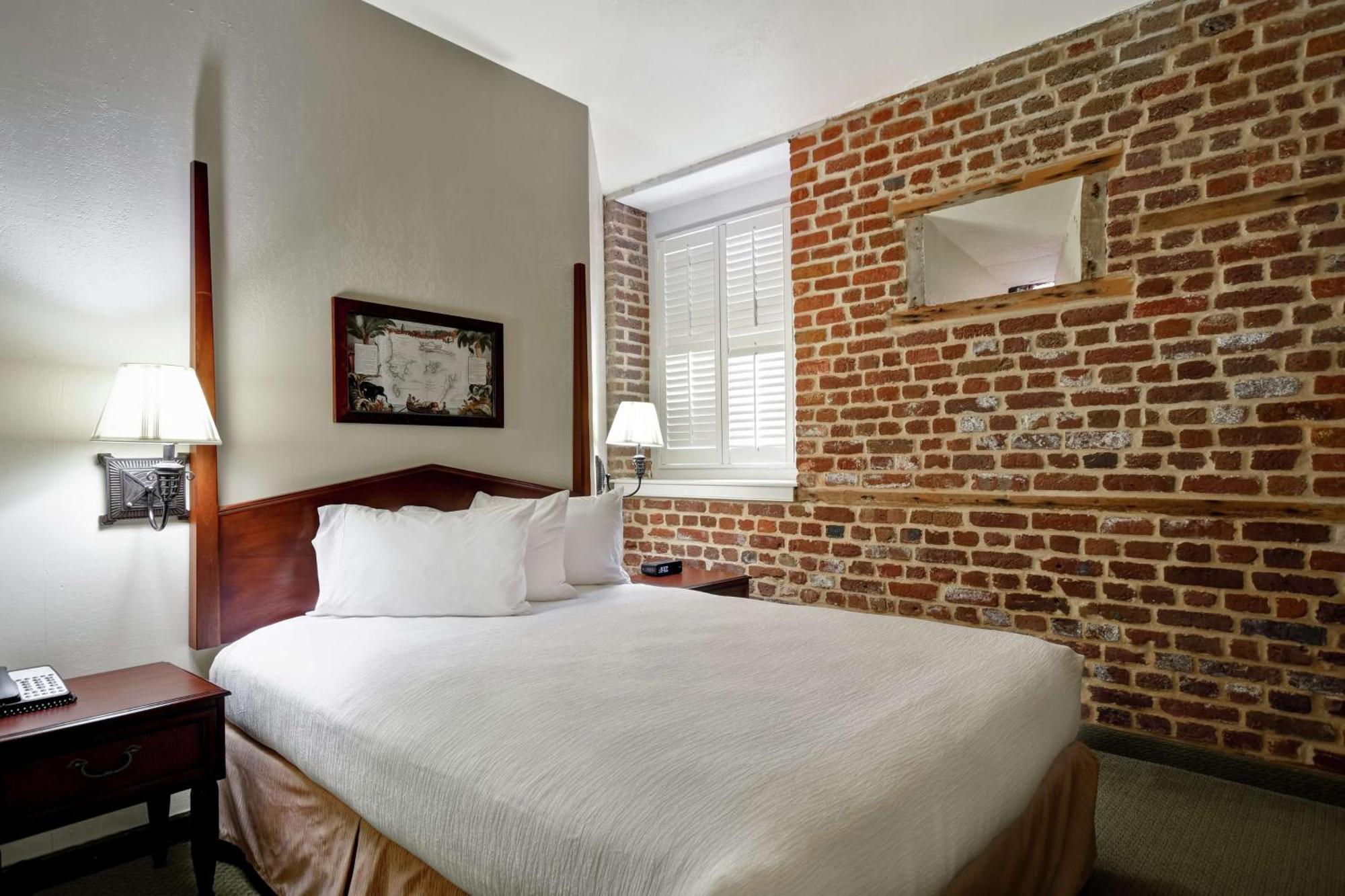 Queen Suite Disability Hearing Access or Non-Smoking