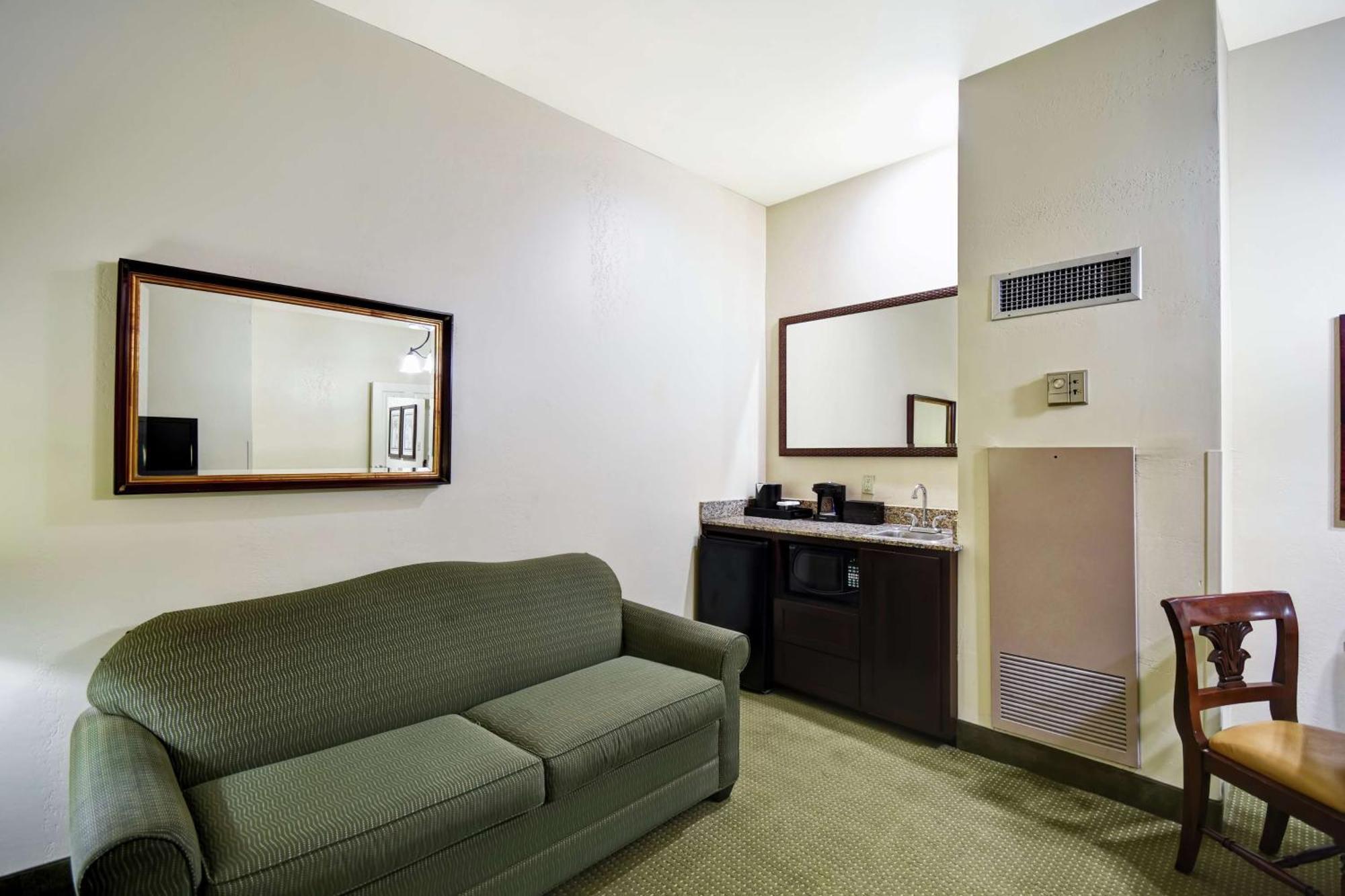 Queen Suite Disability Hearing Access or Non-Smoking