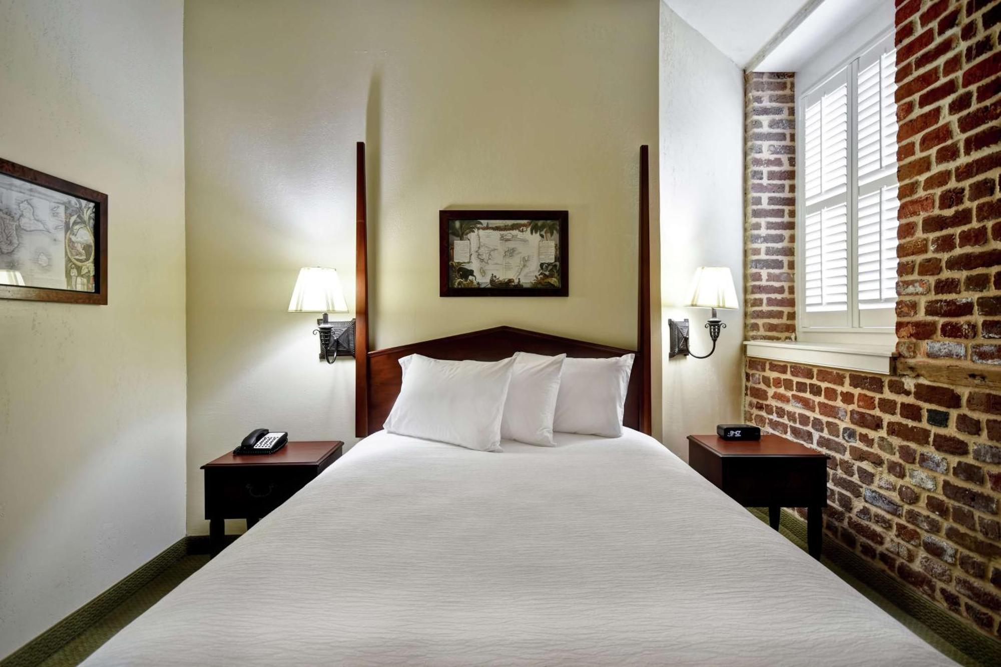 Queen Suite Disability Hearing Access or Non-Smoking
