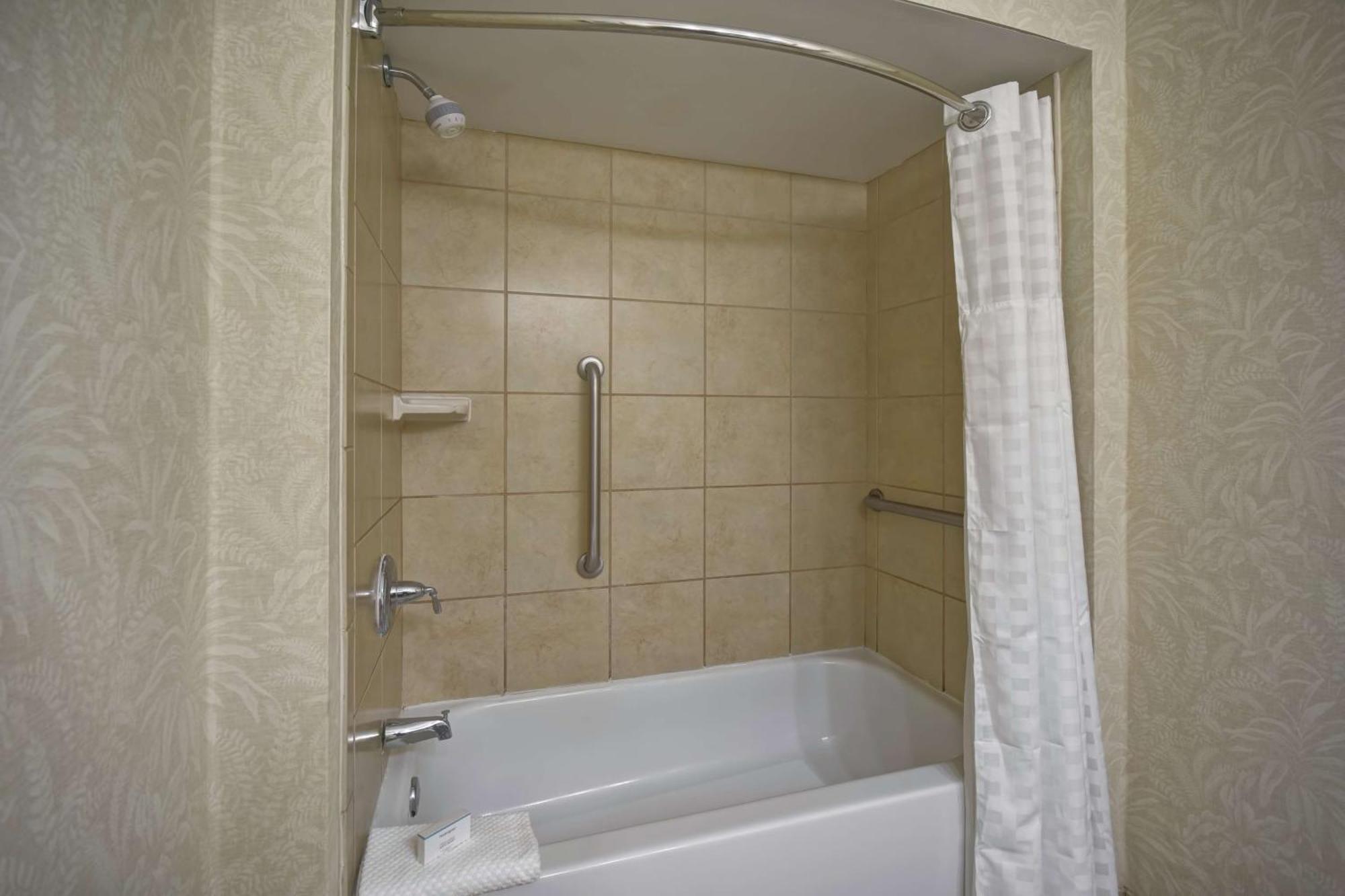 Queen Suite Disability Hearing Access or Non-Smoking