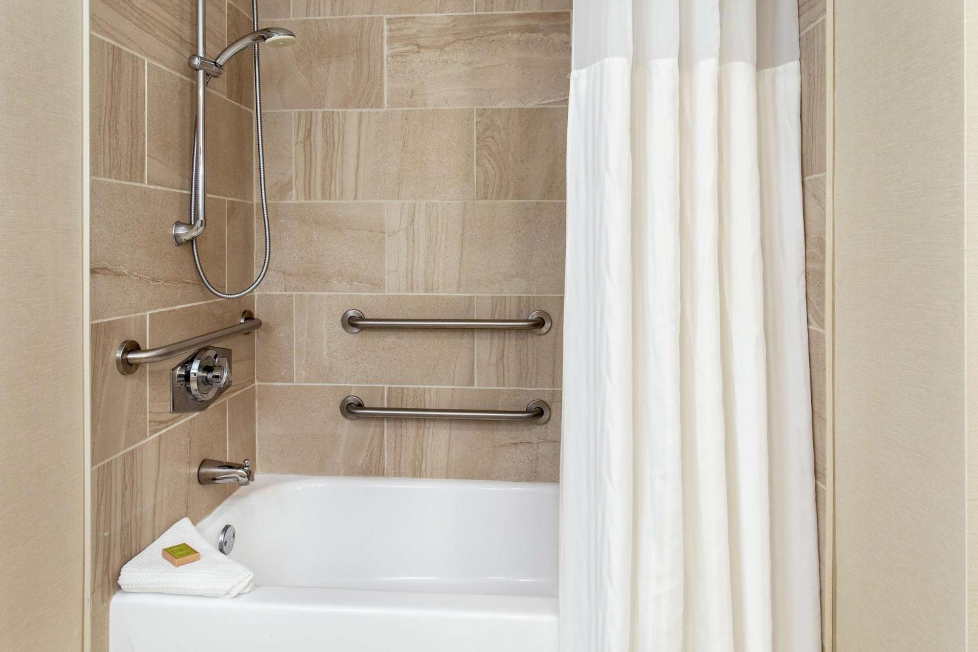 King Room Accessible Tub Mobility Access or Non-Smoking