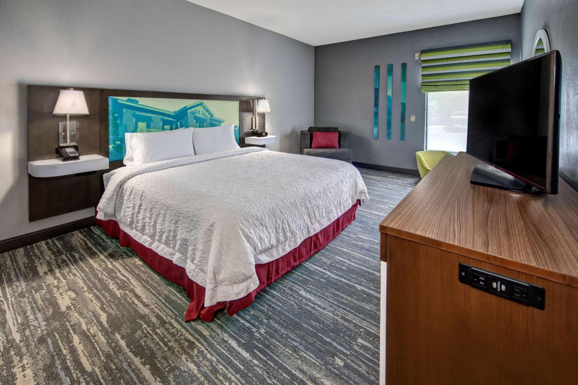 King Room Accessible Tub Mobility Hearing Access or Non-Smoking