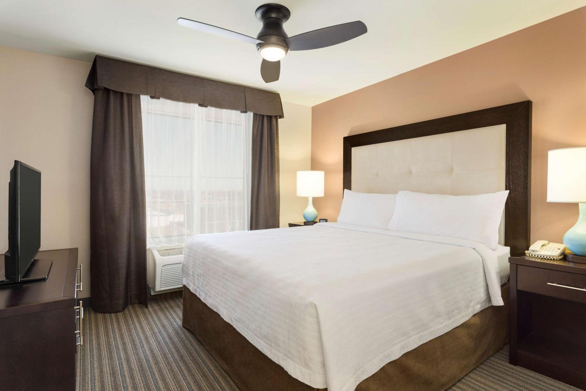 One-Bedroom King Suite - Non-Smoking