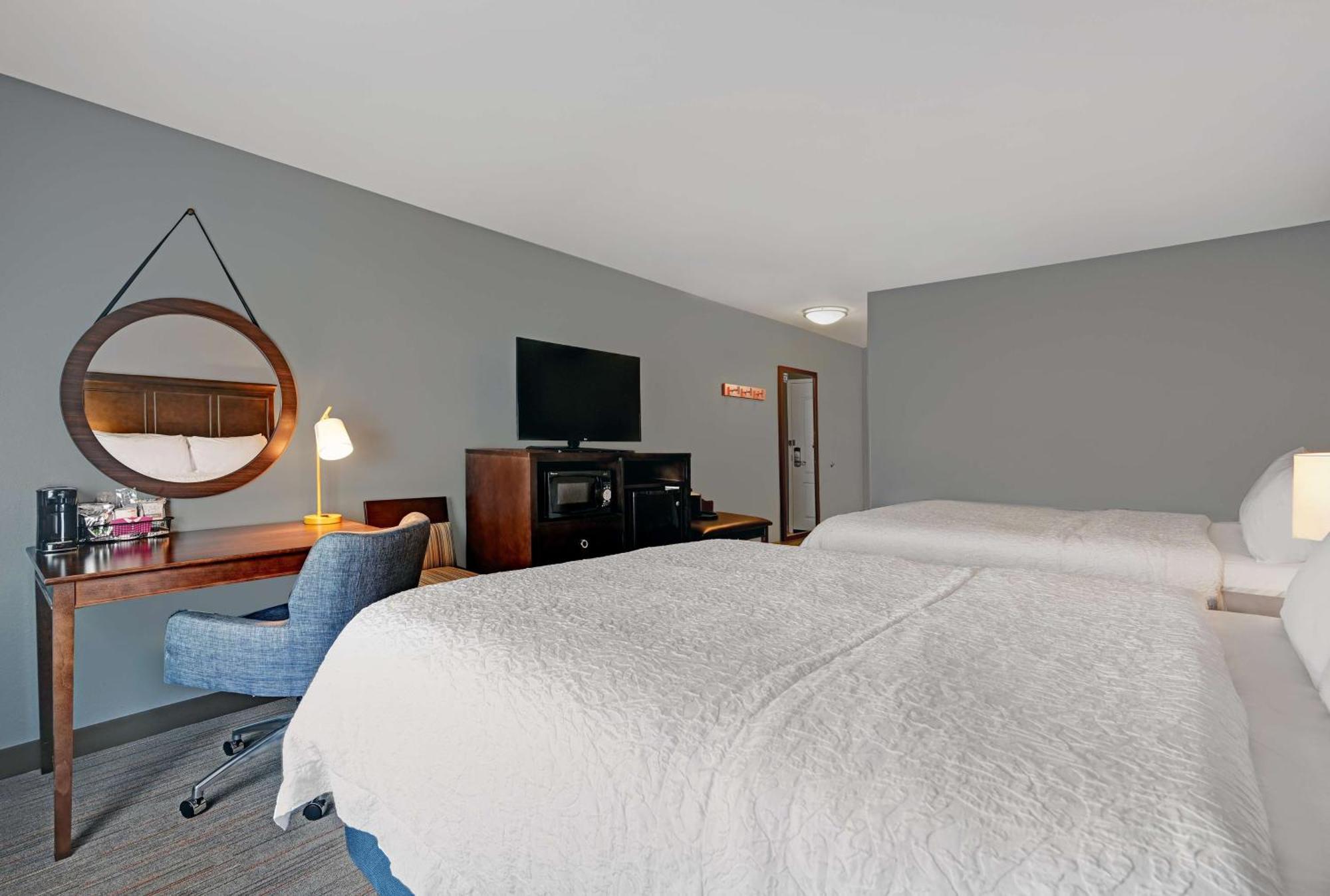 Queen Room Two Queen Beds Hearing Access or Non-Smoking