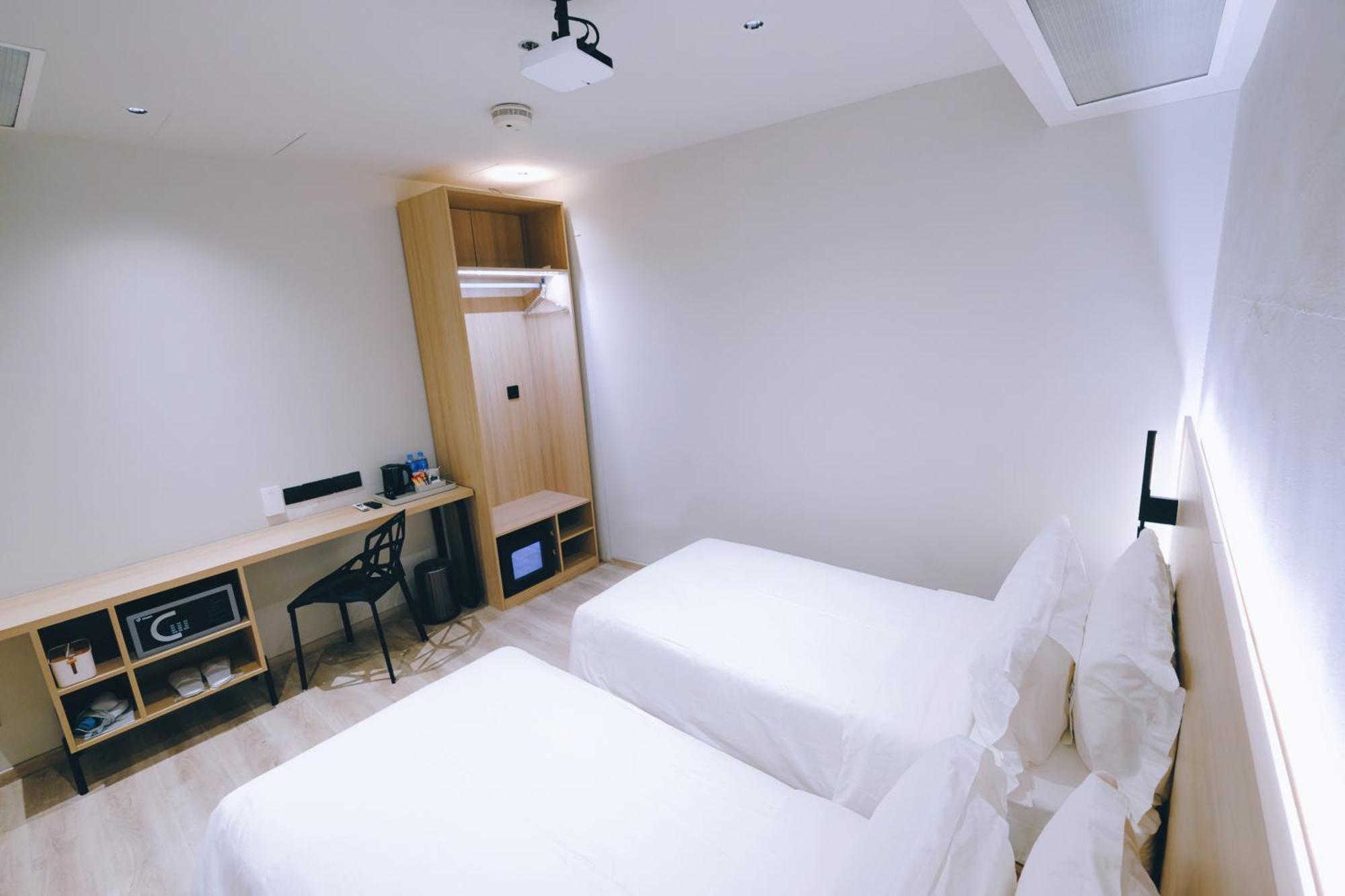 Superior Twin Room No Window Basement