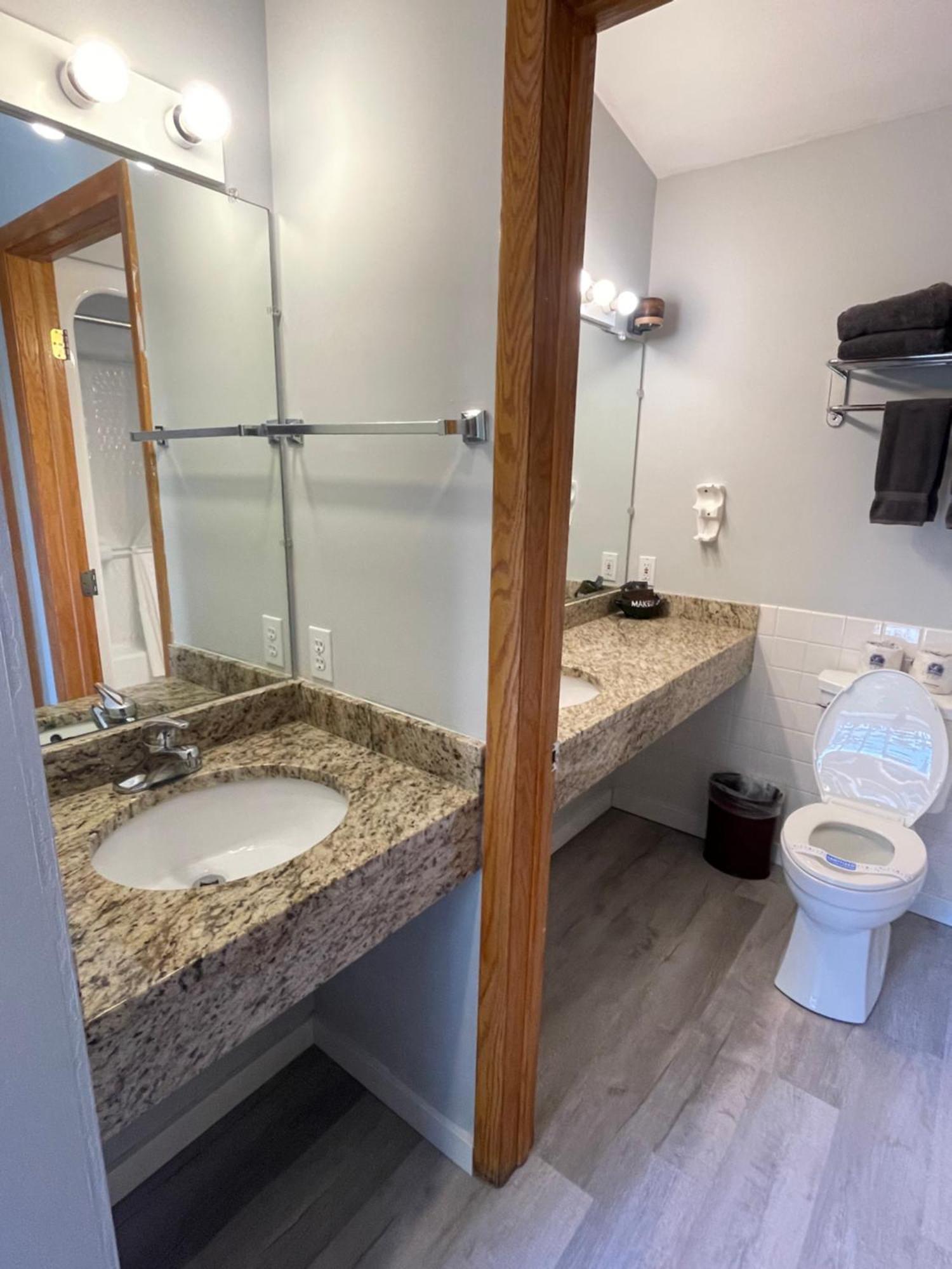 Deluxe King Room Lake View