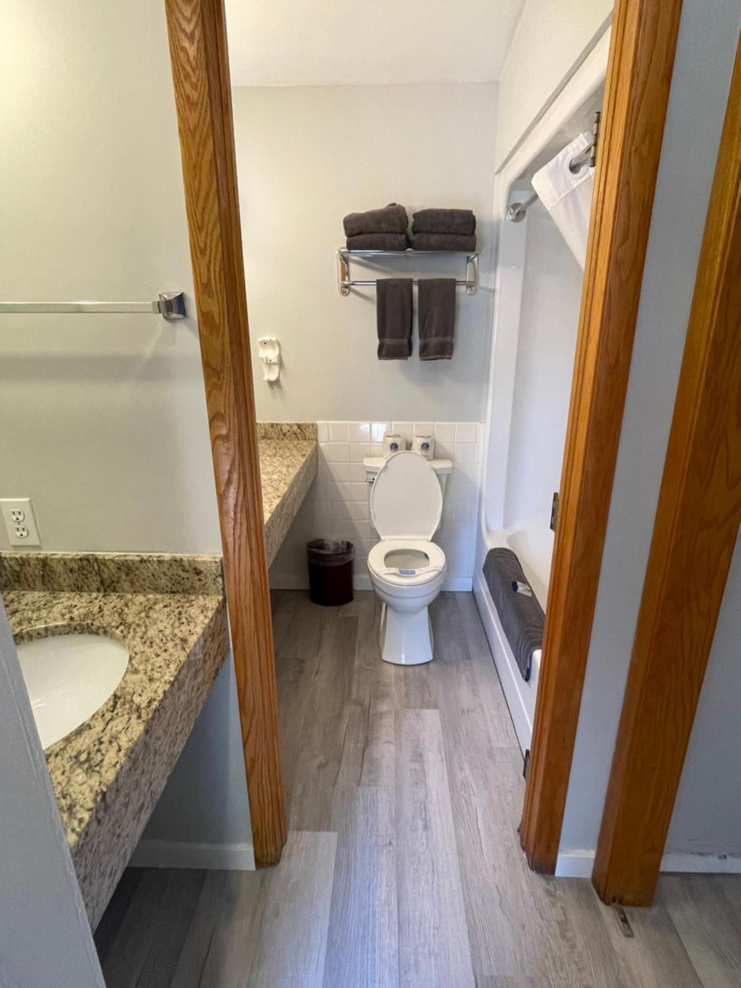Deluxe King Room Lake View