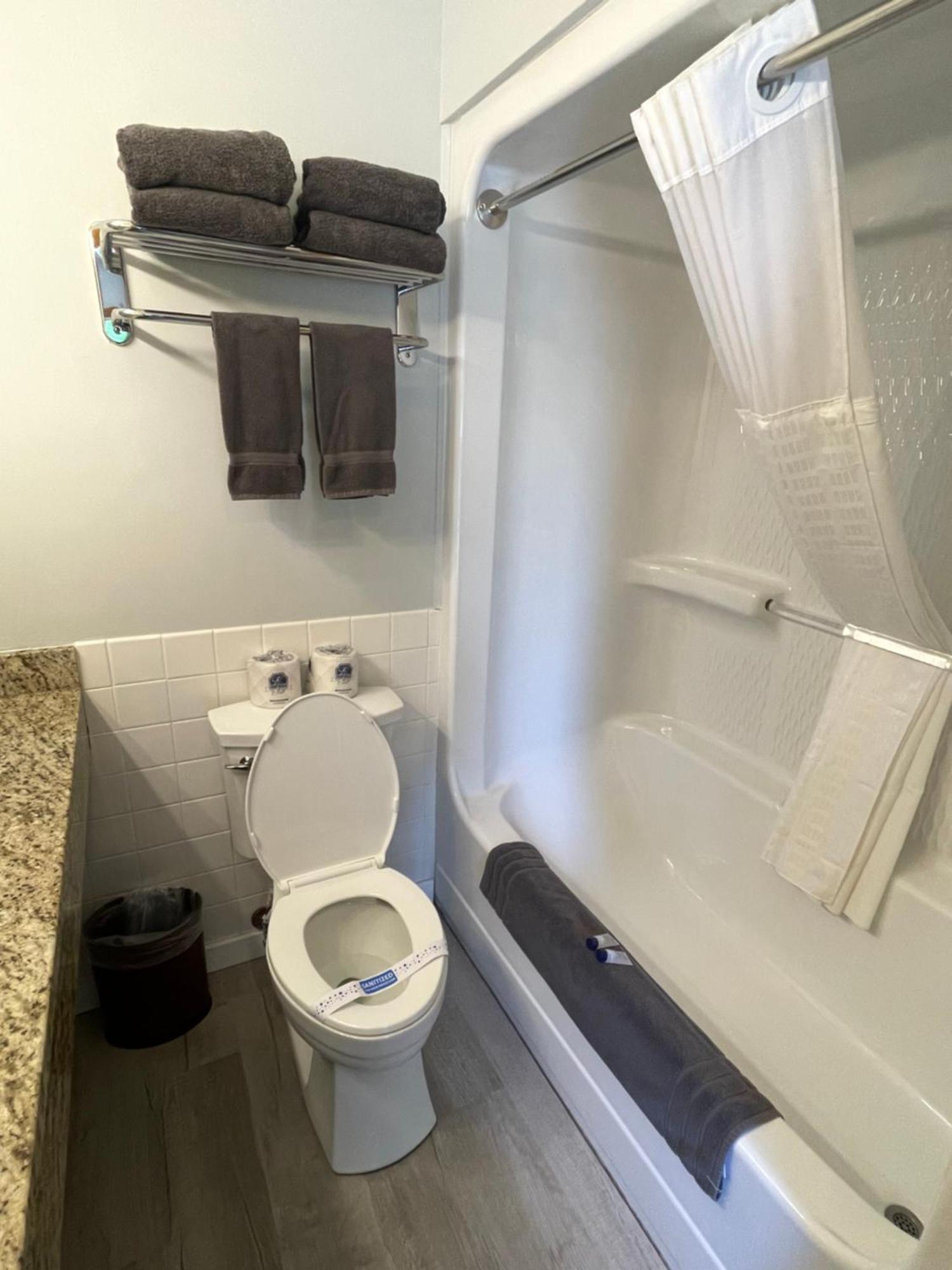 Deluxe King Room Lake View