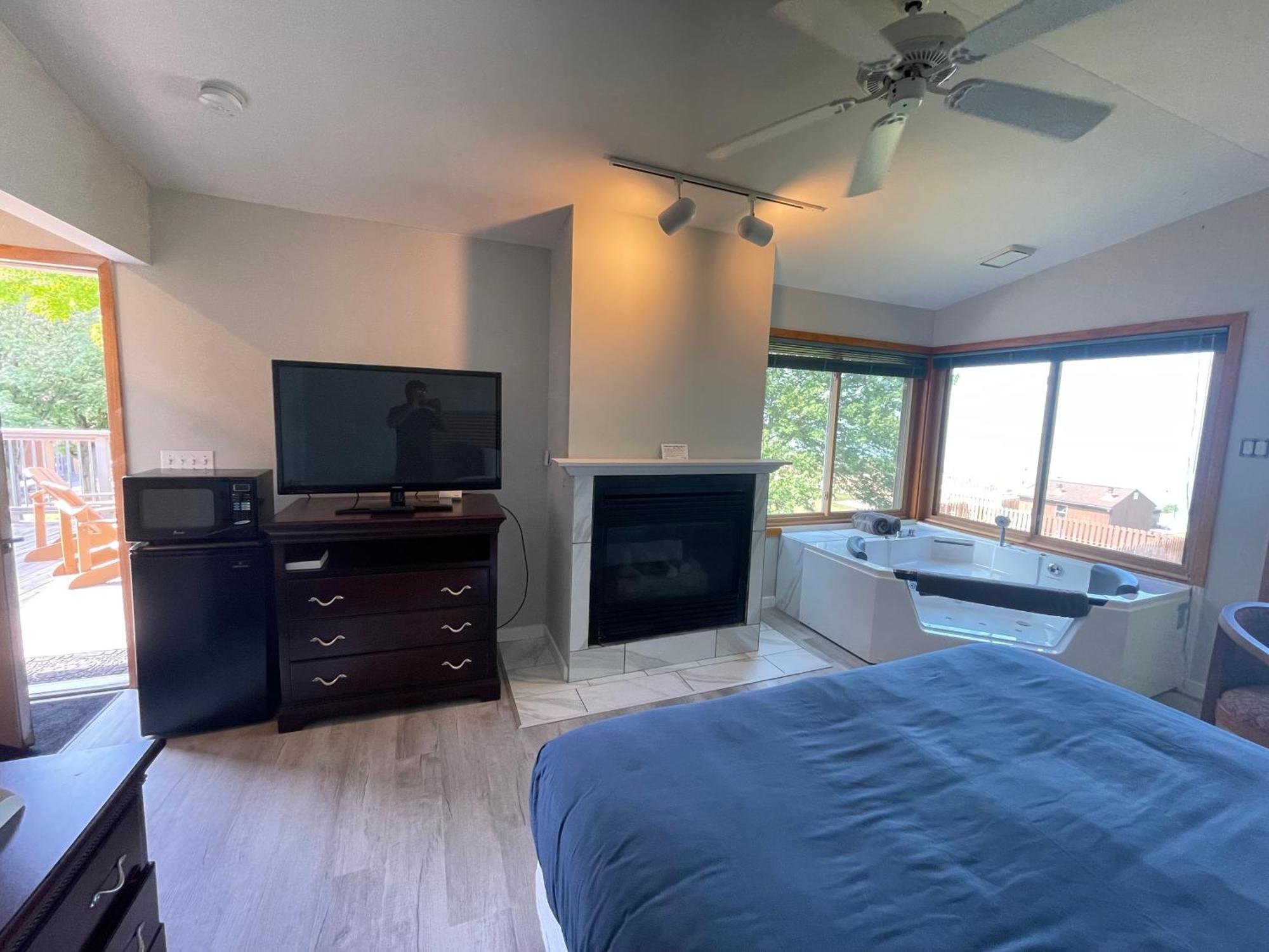 Deluxe King Room Lake View