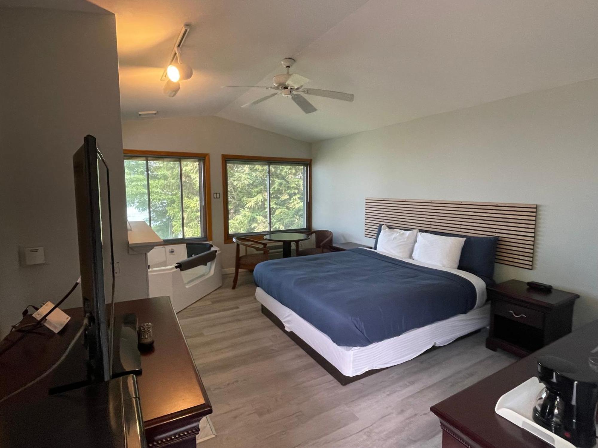 Deluxe King Room Lake View
