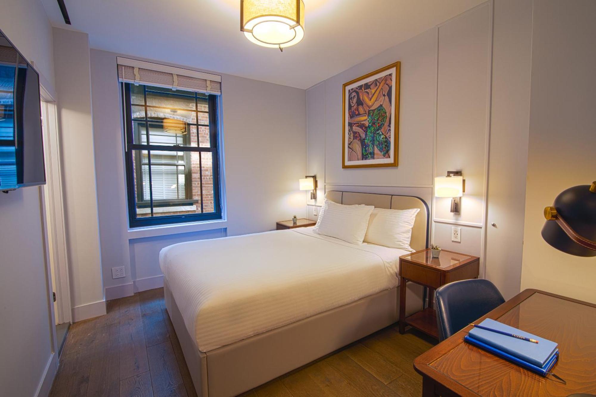 Deluxe 1 Queen Bed Accessible