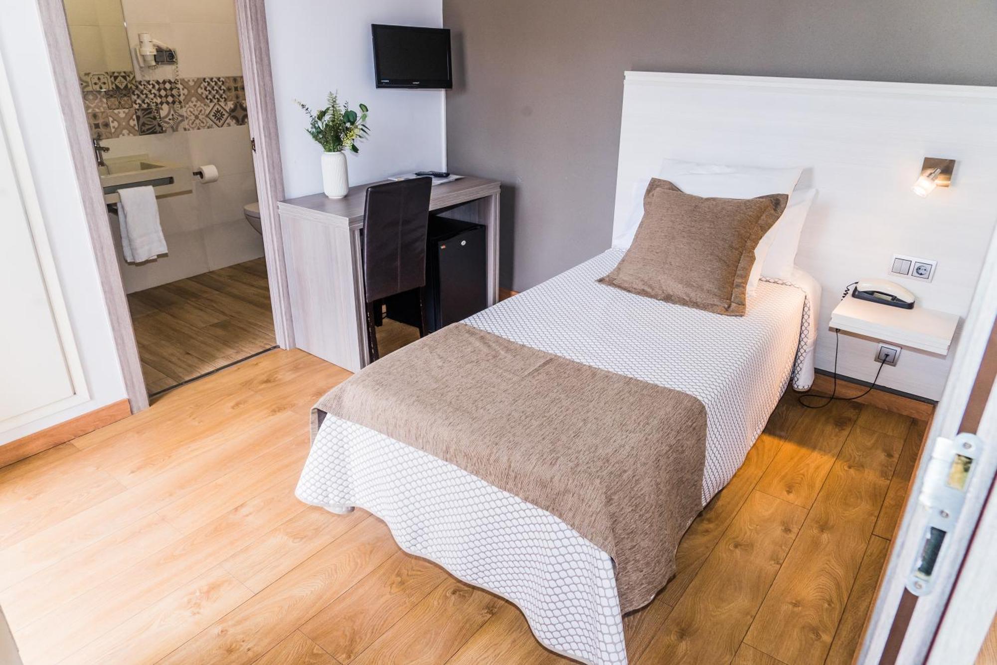 Single Room,1558542109:JPEG