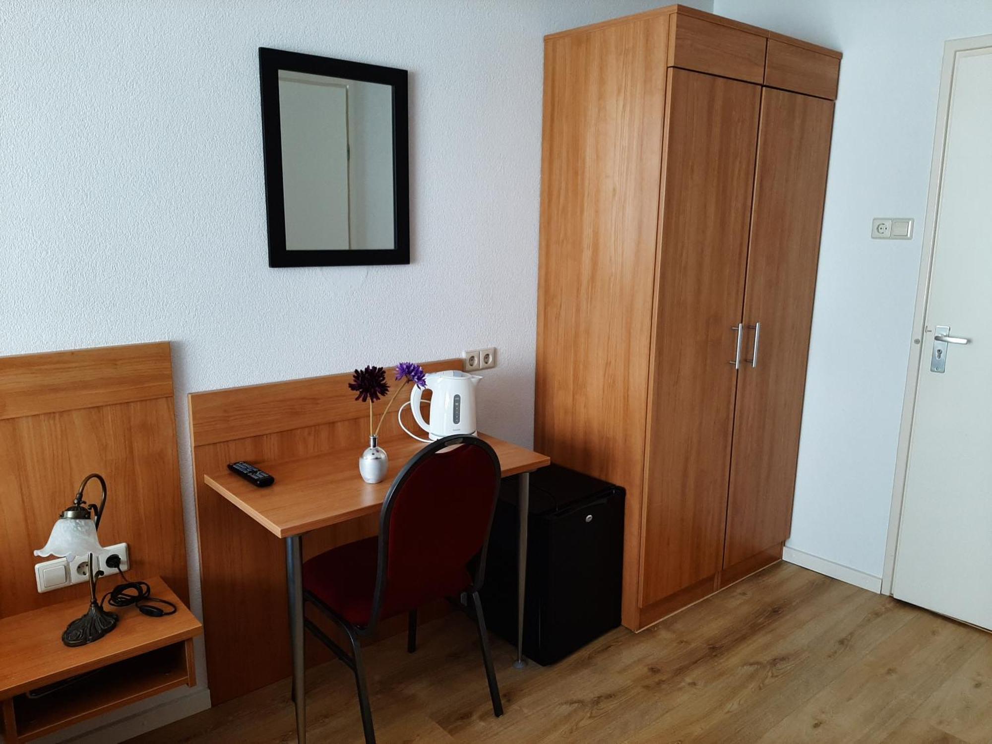 Single Garden Room