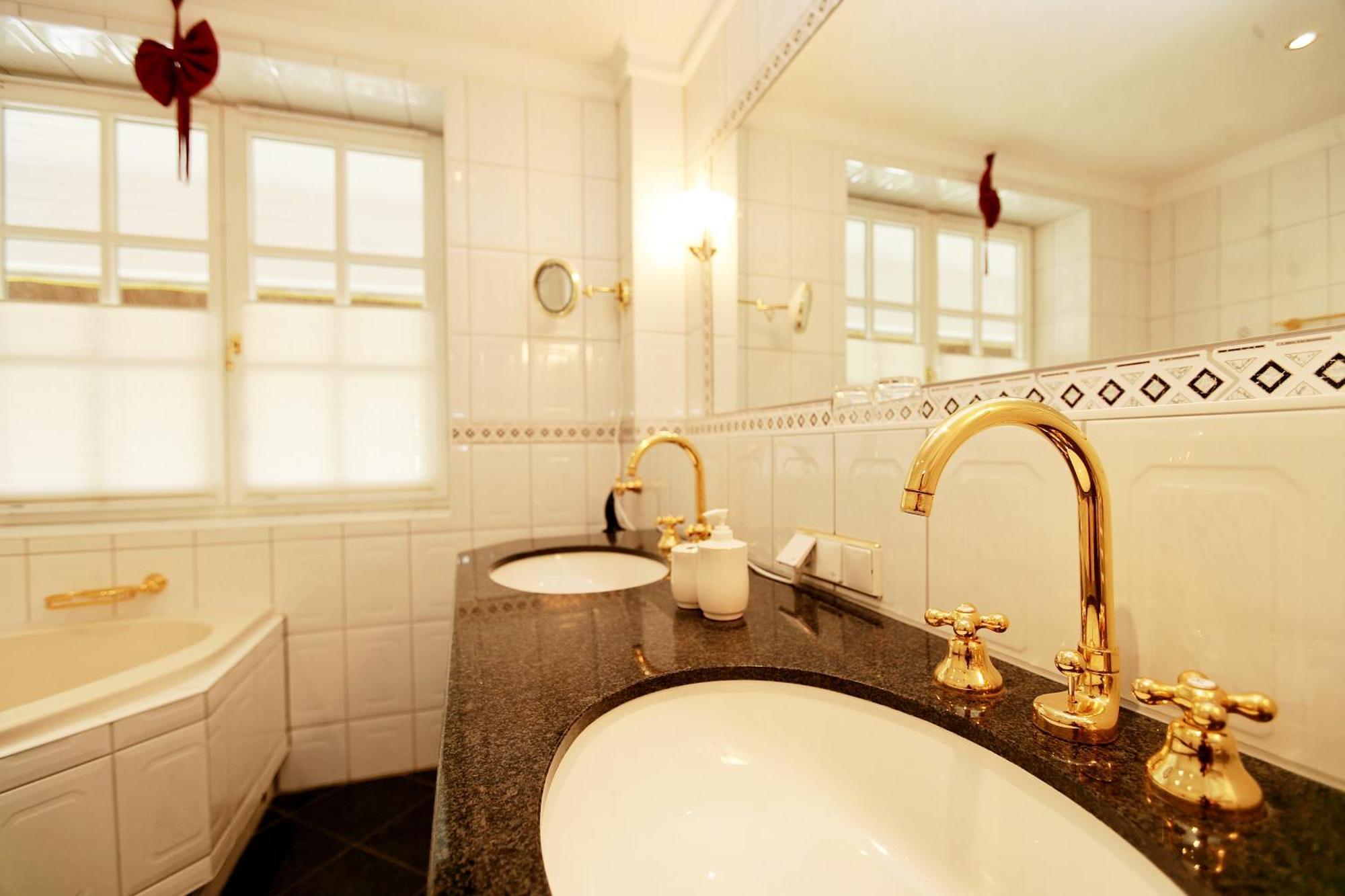 Deluxe Queen Suite