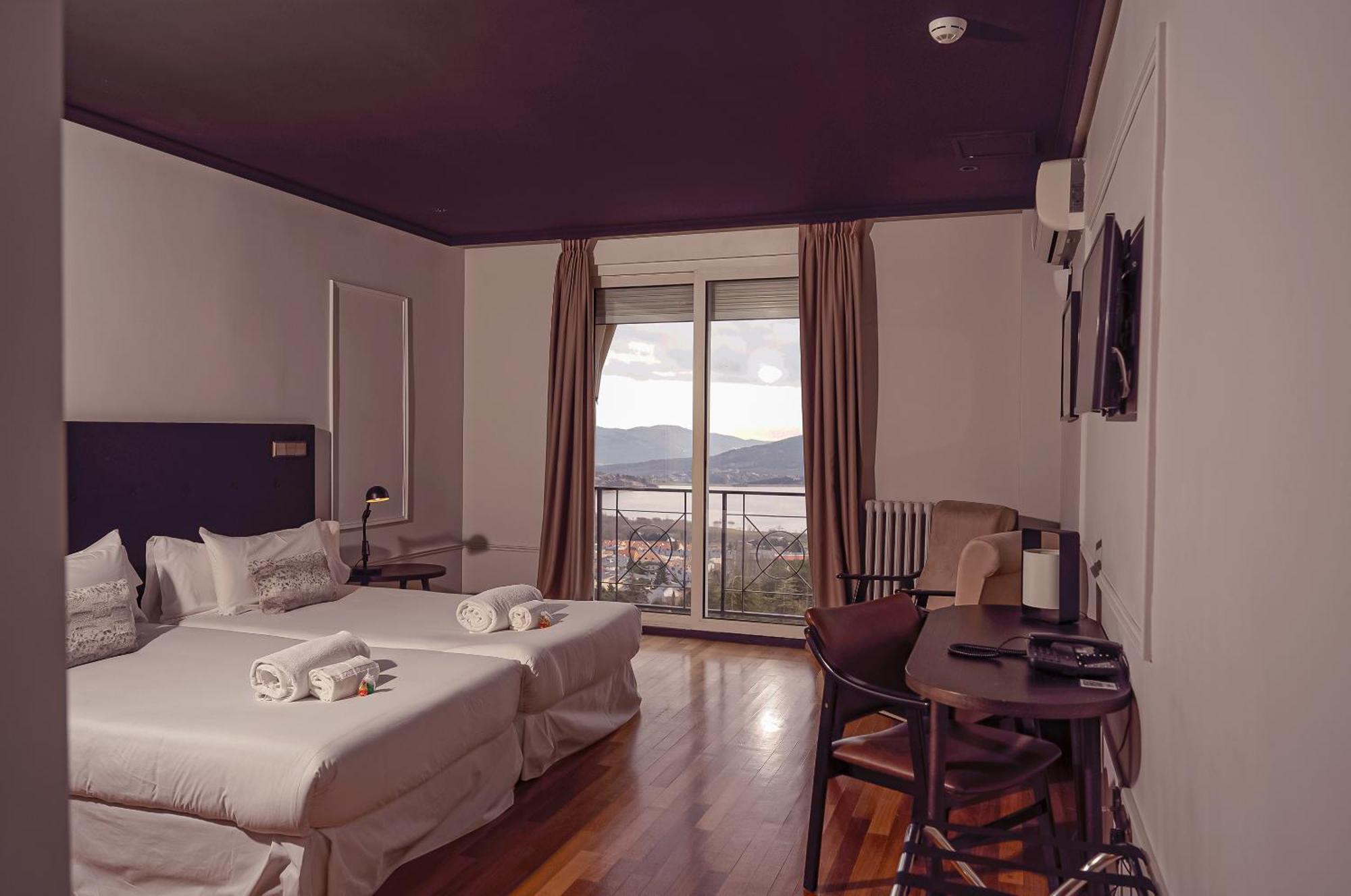 Twin Room Lake View