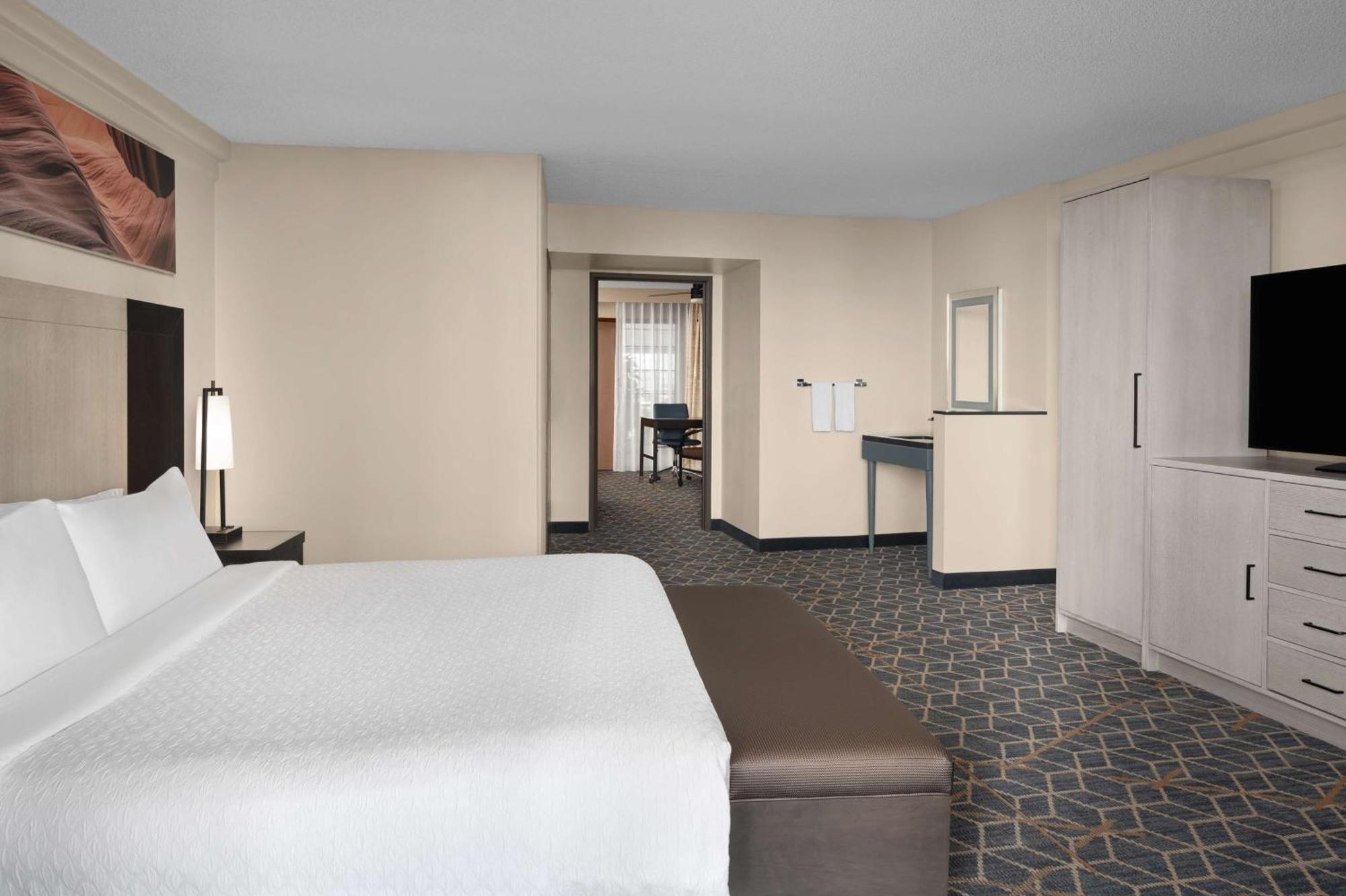 One-Bedroom King Suite Mobility Accessible Tub