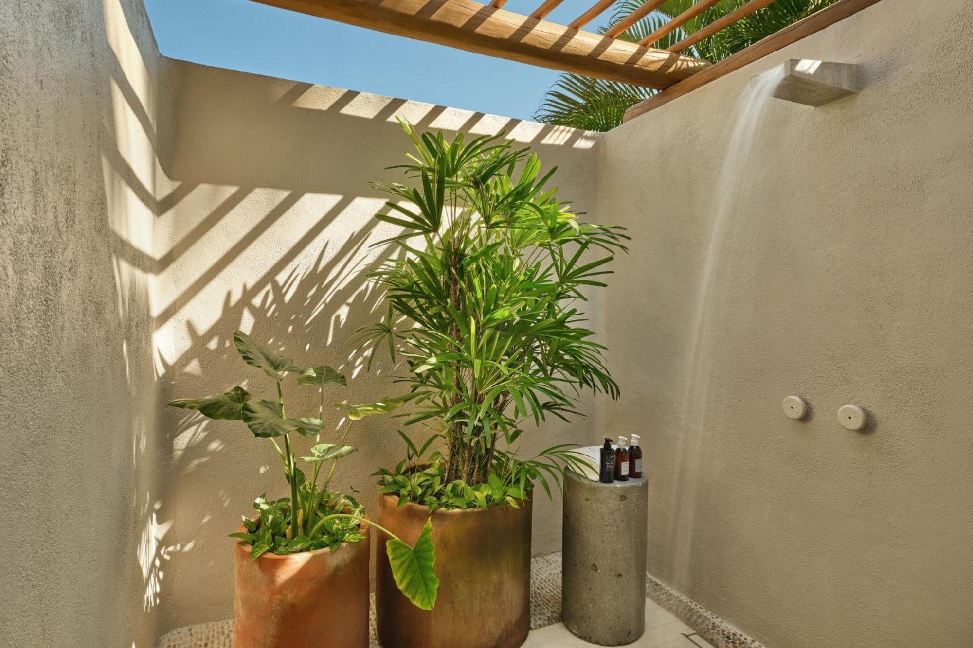 Deluxe Garden View 1 King Guest room 1 King Garden view
